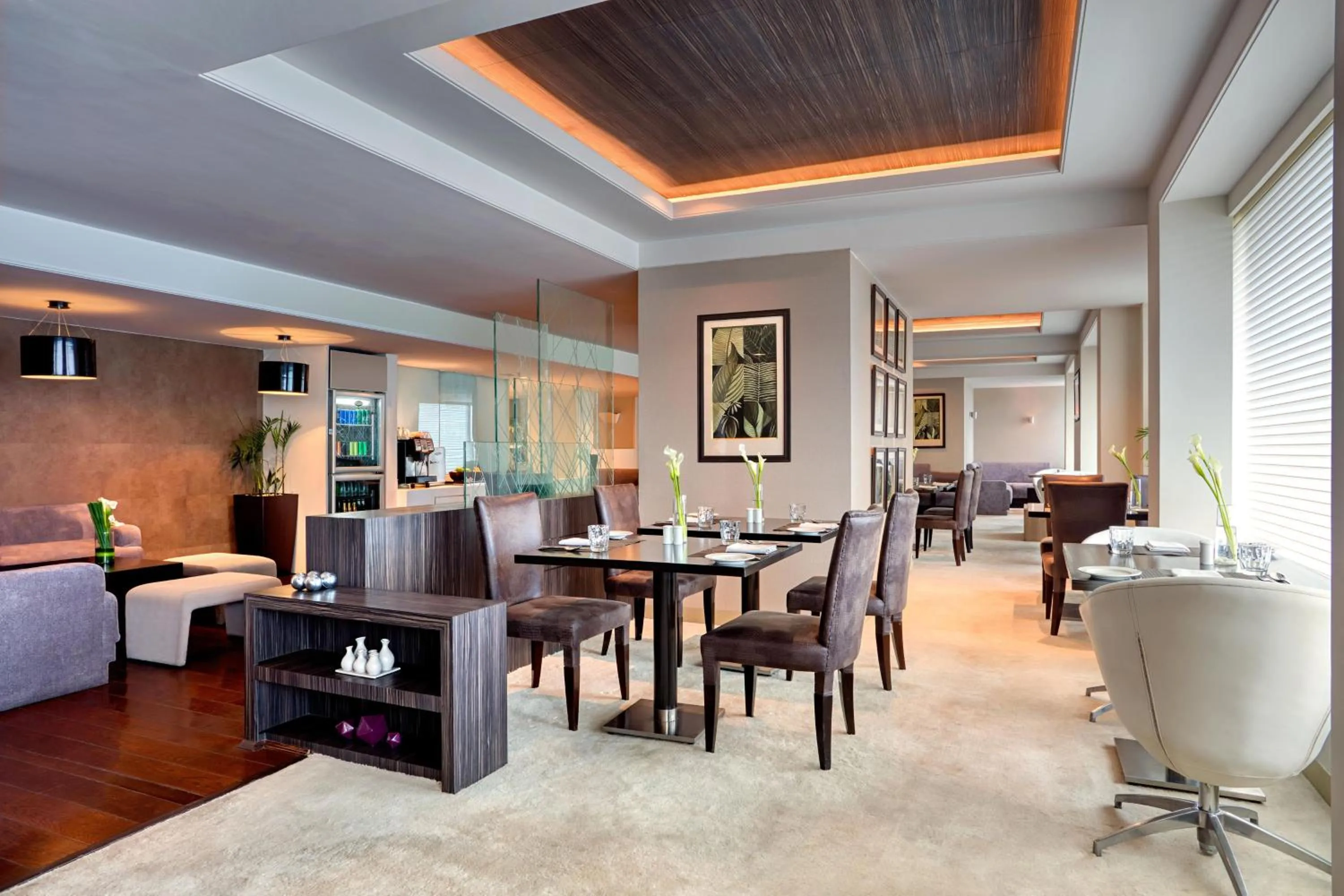 Lounge or bar in Le Meridien Gurgaon, Delhi NCR