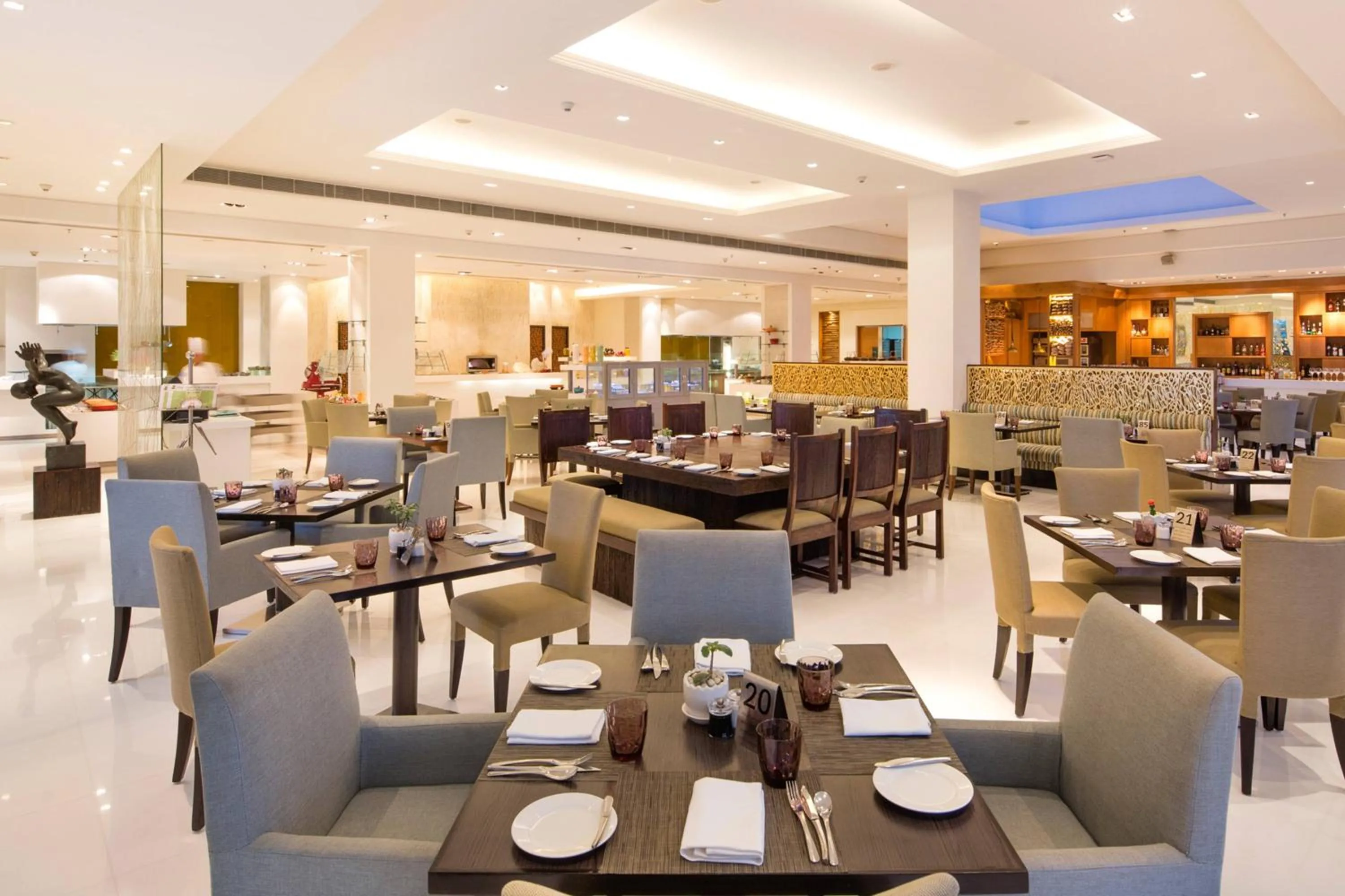 Restaurant/places to eat in Le Meridien Gurgaon, Delhi NCR