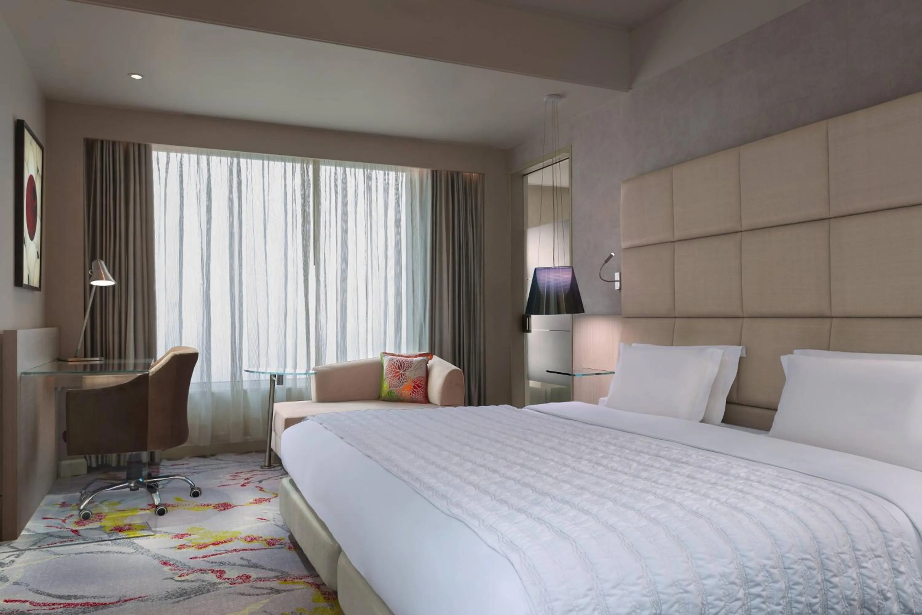 Photo of the whole room, Bed in Le Meridien Gurgaon, Delhi NCR