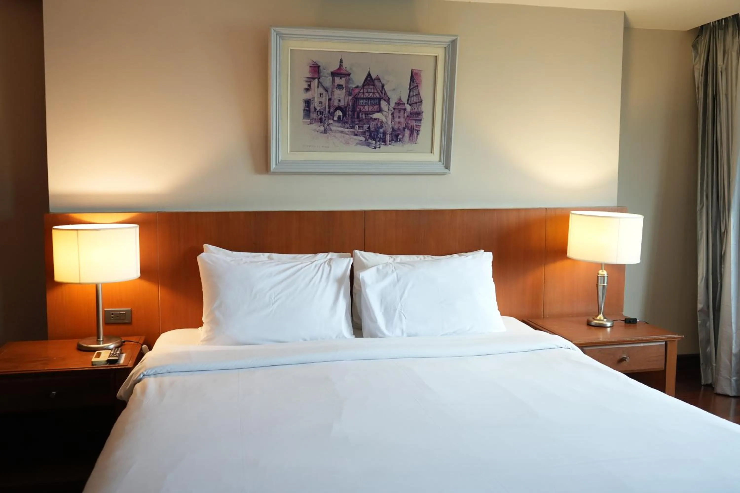 Bed in Royal Suite Hotel Bangkok