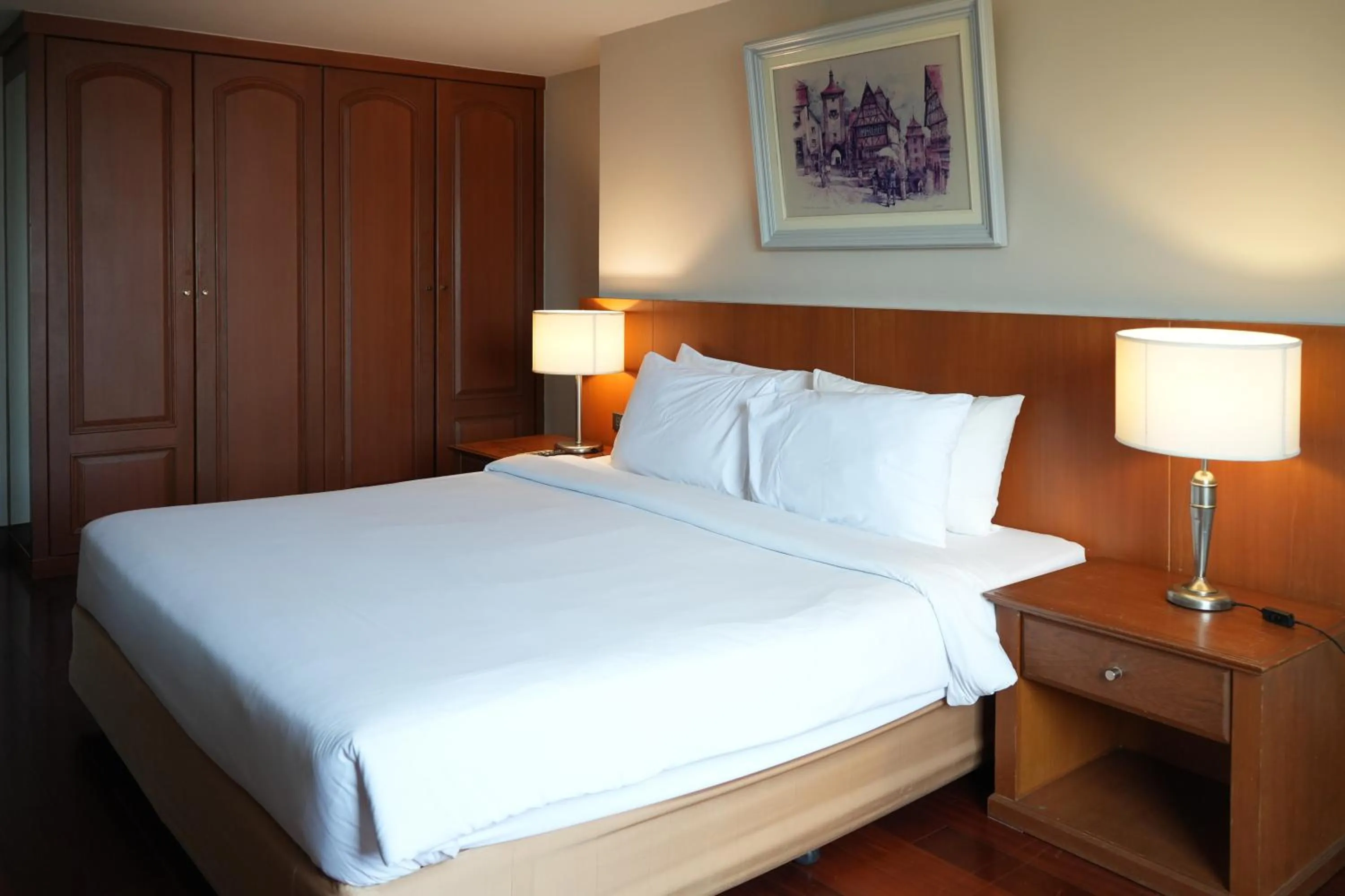 Bed in Royal Suite Hotel Bangkok