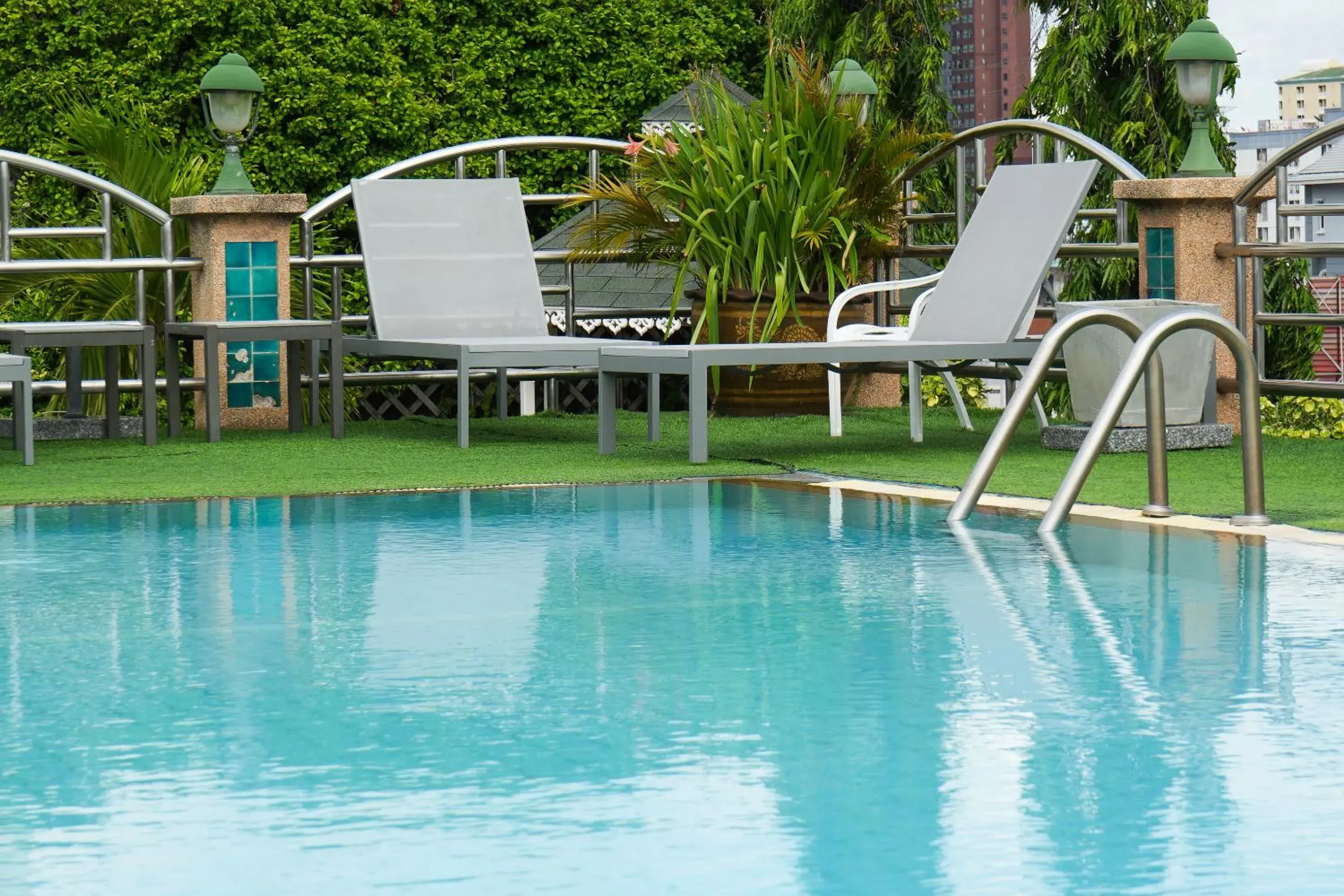 Swimming pool in Royal Suite Hotel Bangkok Swimming pool in Royal Suite Hotel Bangkok