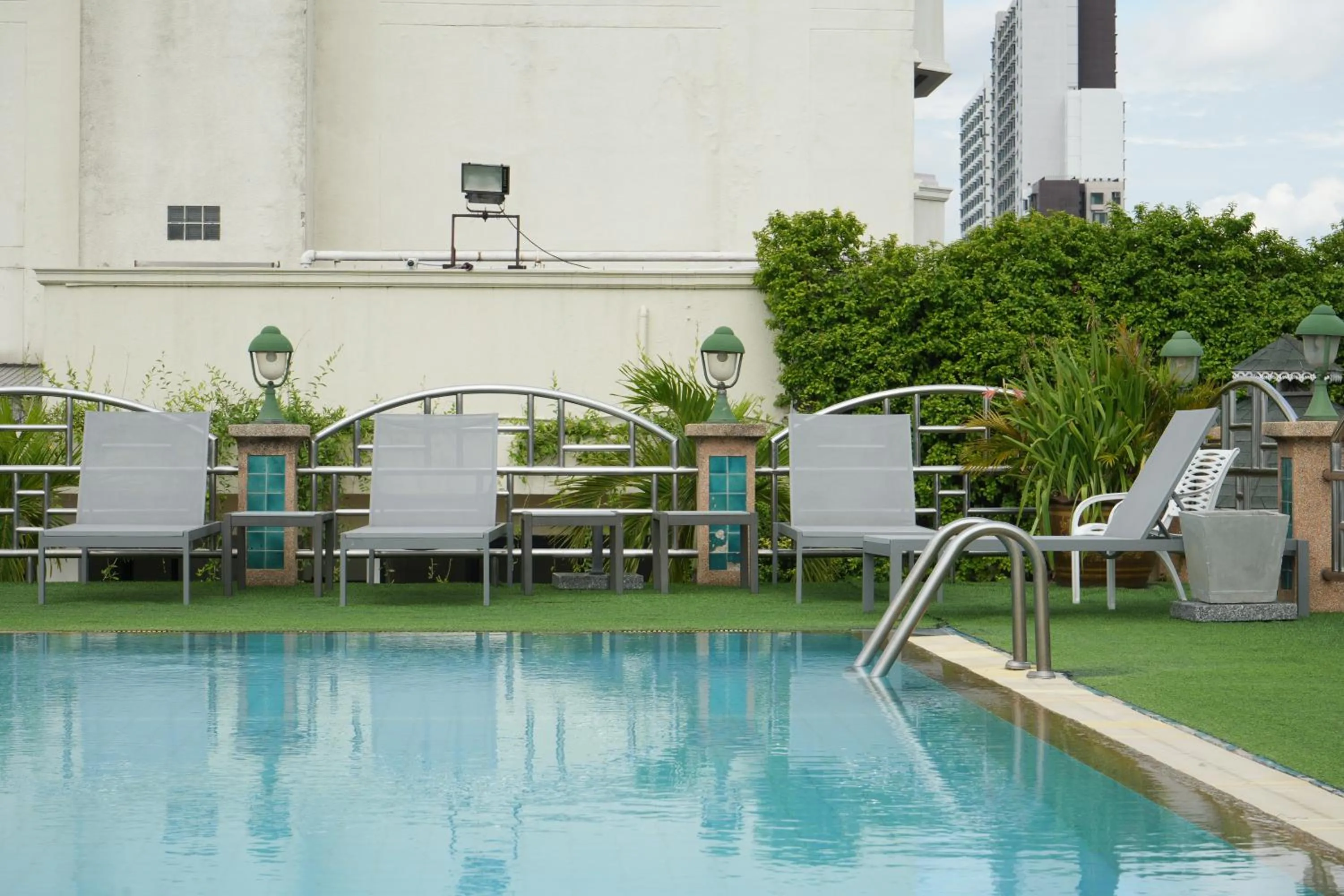 Swimming pool in Royal Suite Hotel Bangkok