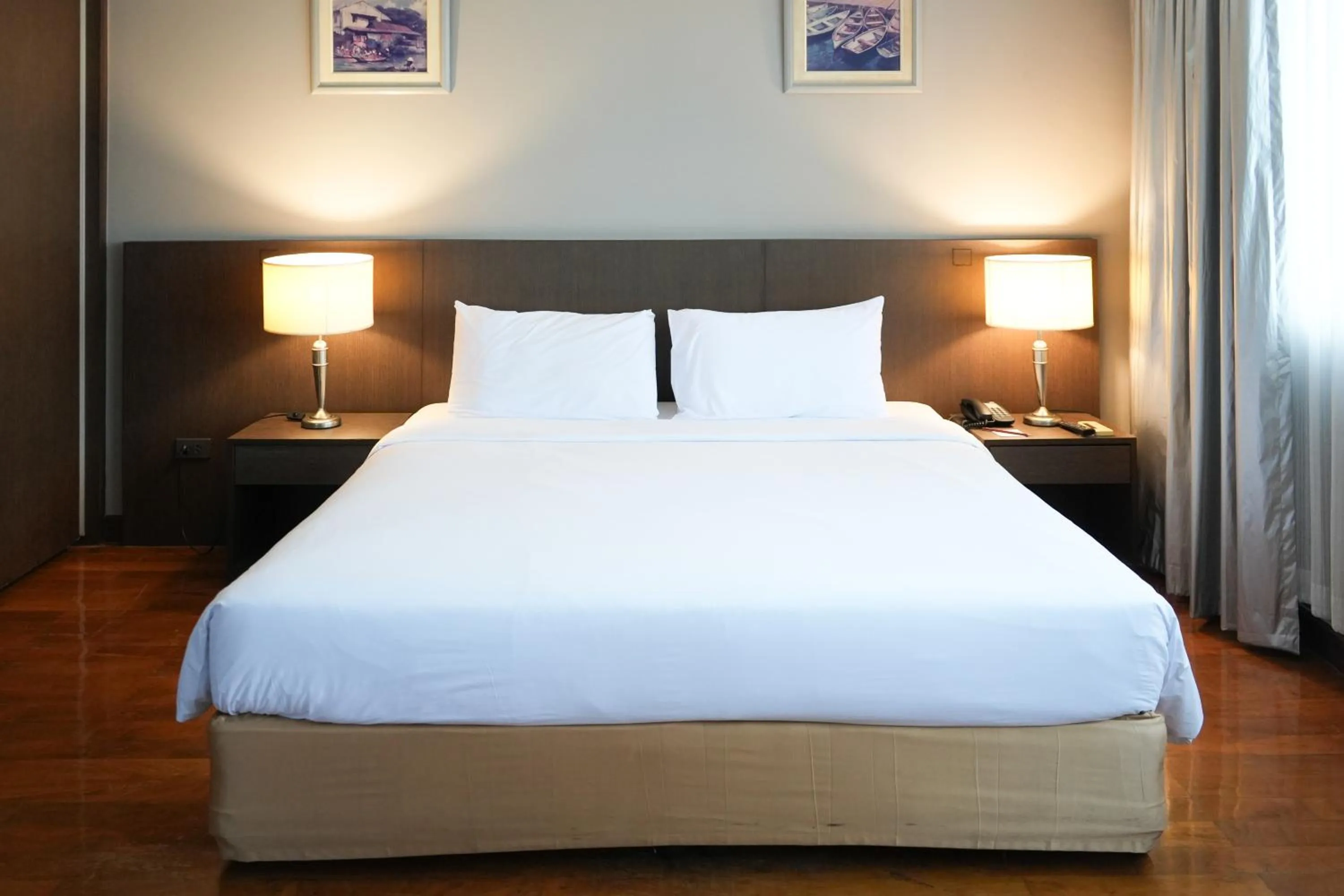 Bed in Royal Suite Hotel Bangkok