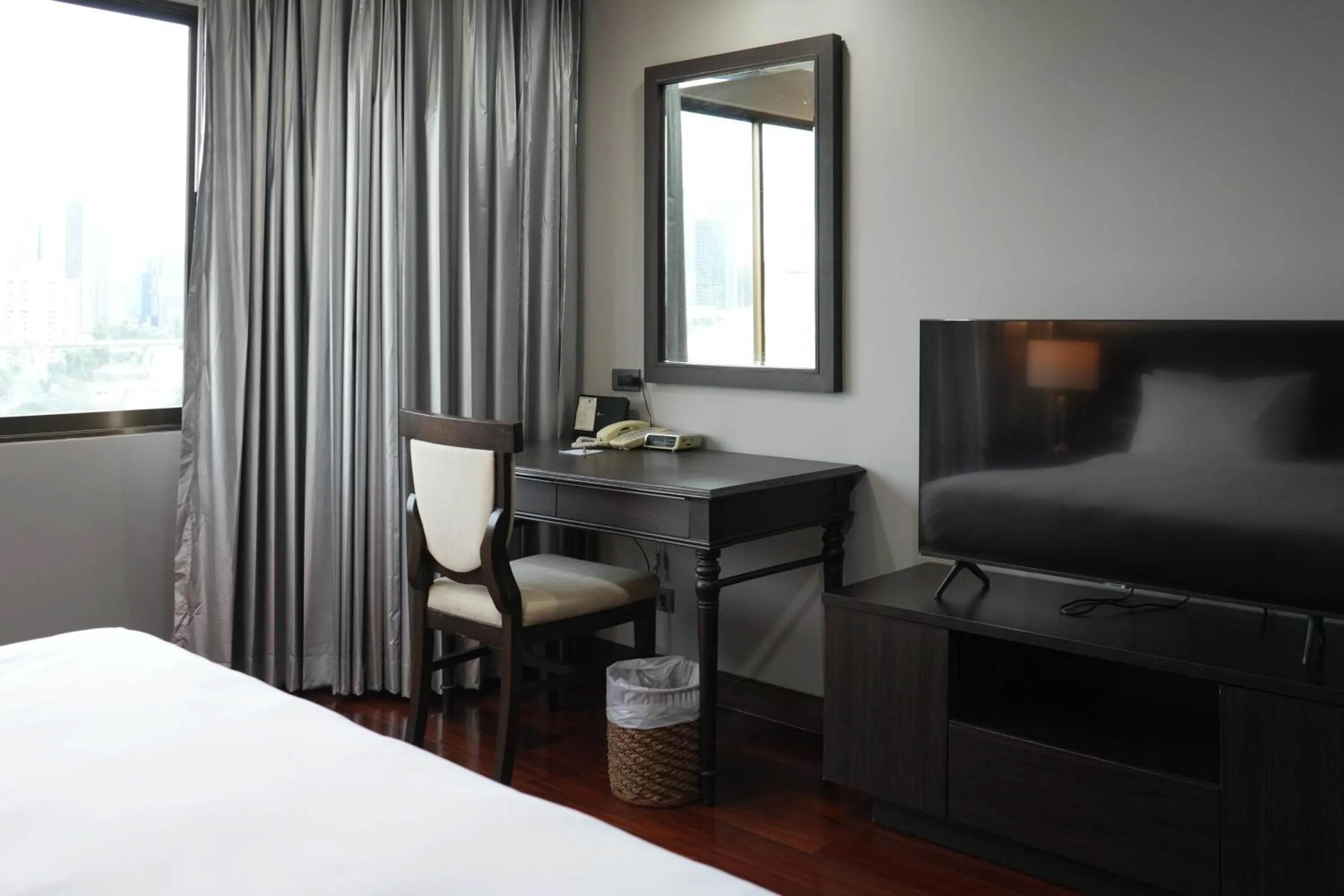 TV and multimedia, Bed in Royal Suite Hotel Bangkok