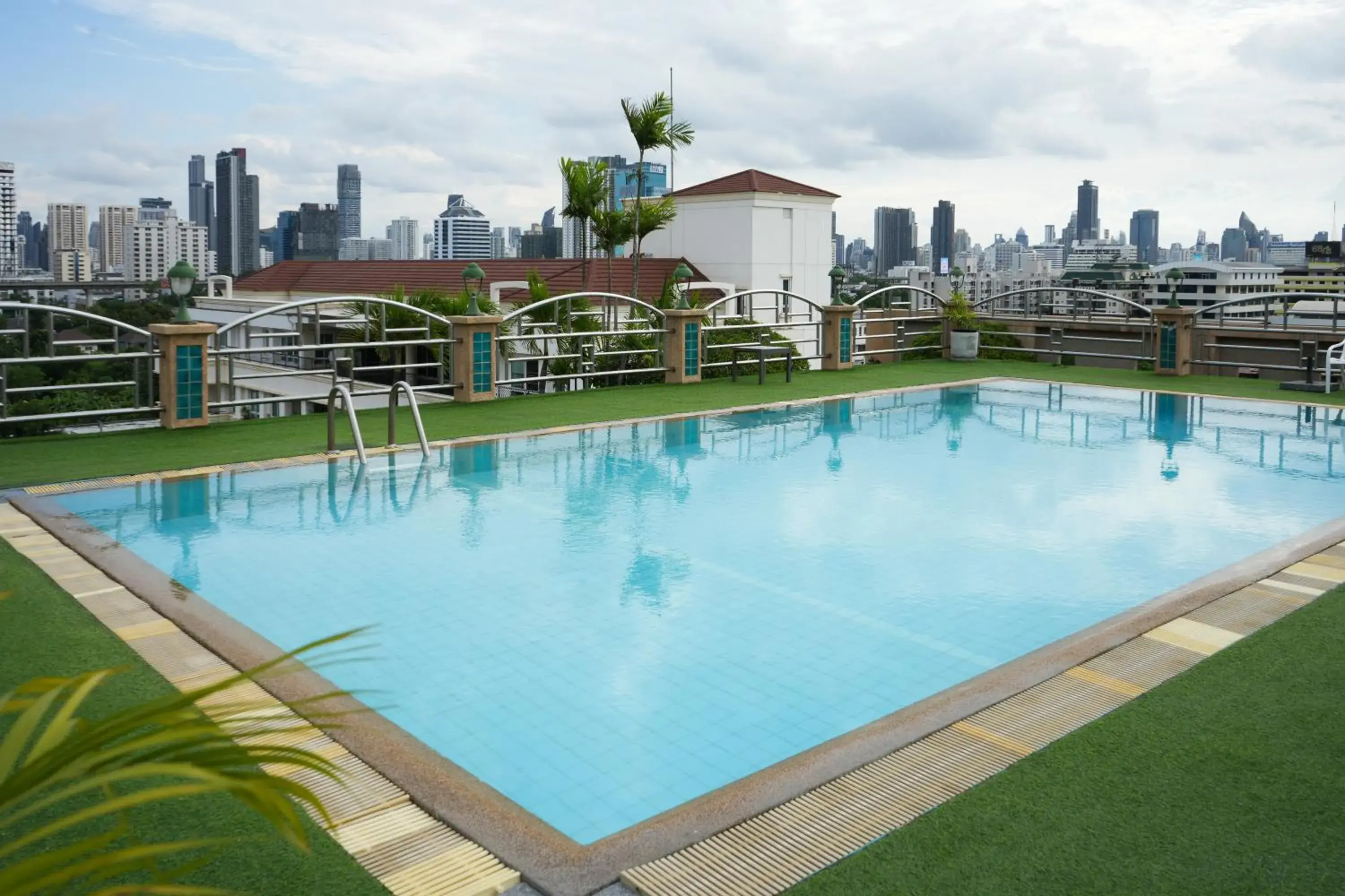 Swimming pool in Royal Suite Hotel Bangkok Swimming pool in Royal Suite Hotel Bangkok