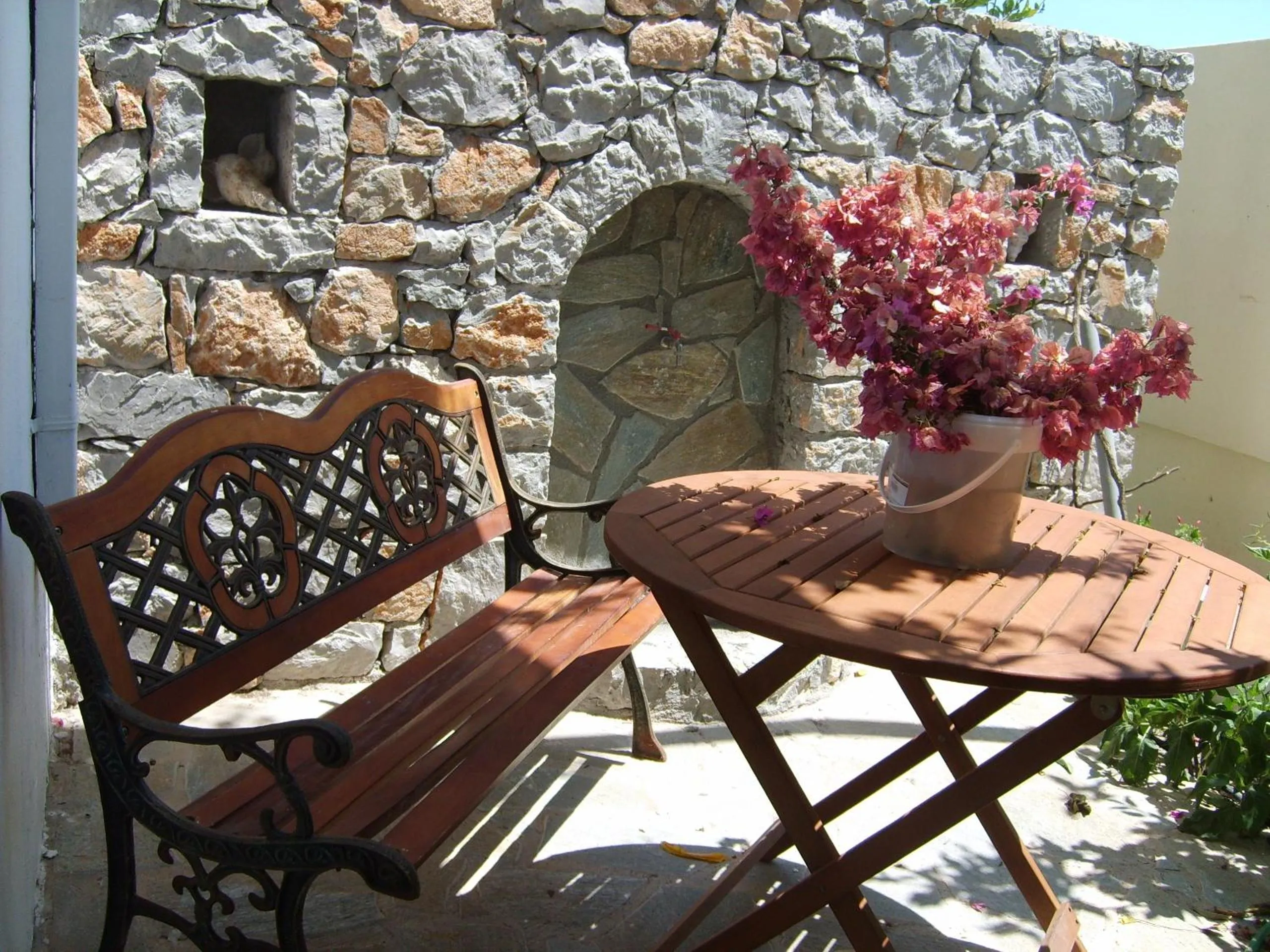 Garden in Nikos Hotel