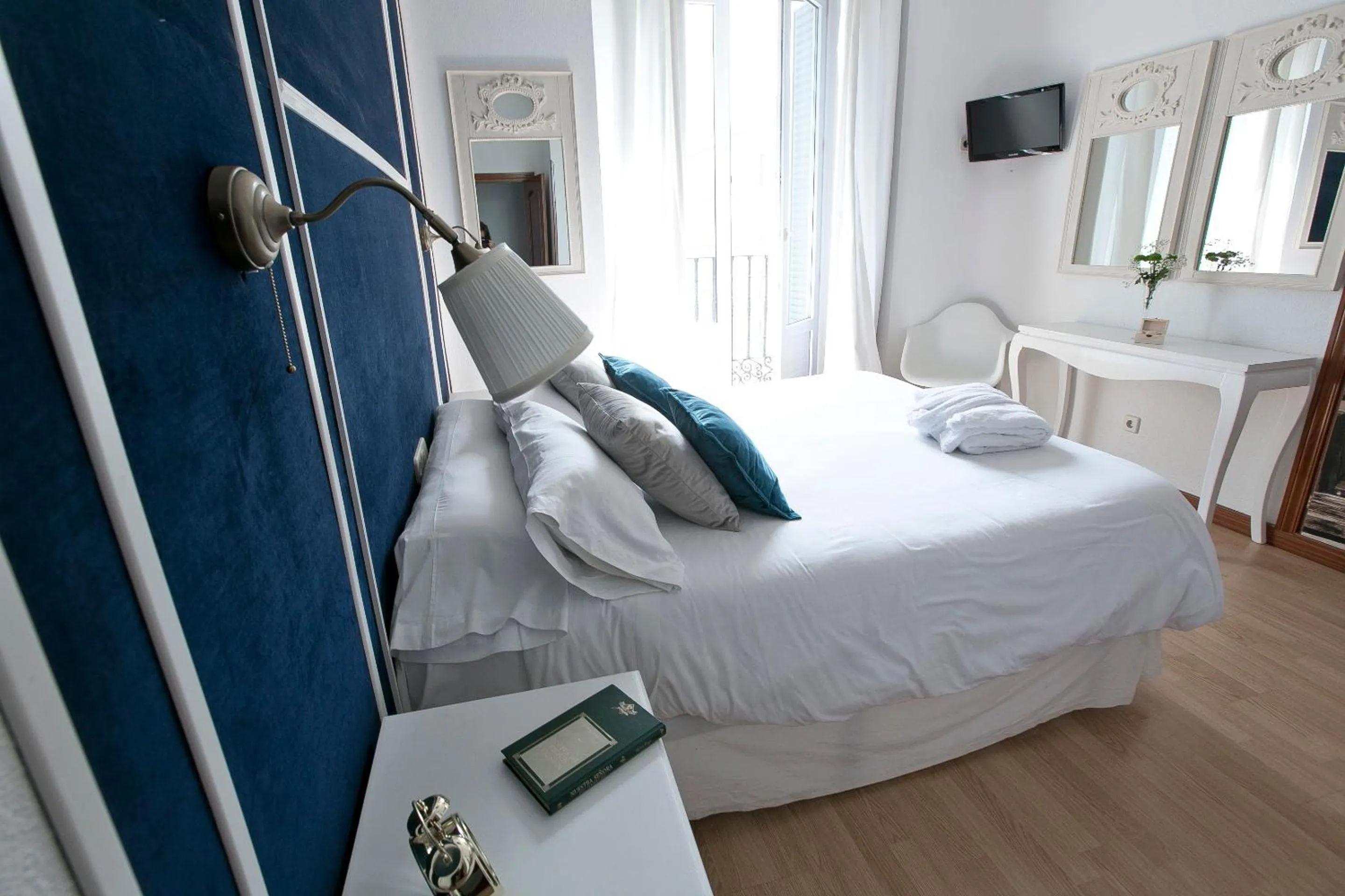 Bedroom, Bed in Vázquez de Mella Gran Vía