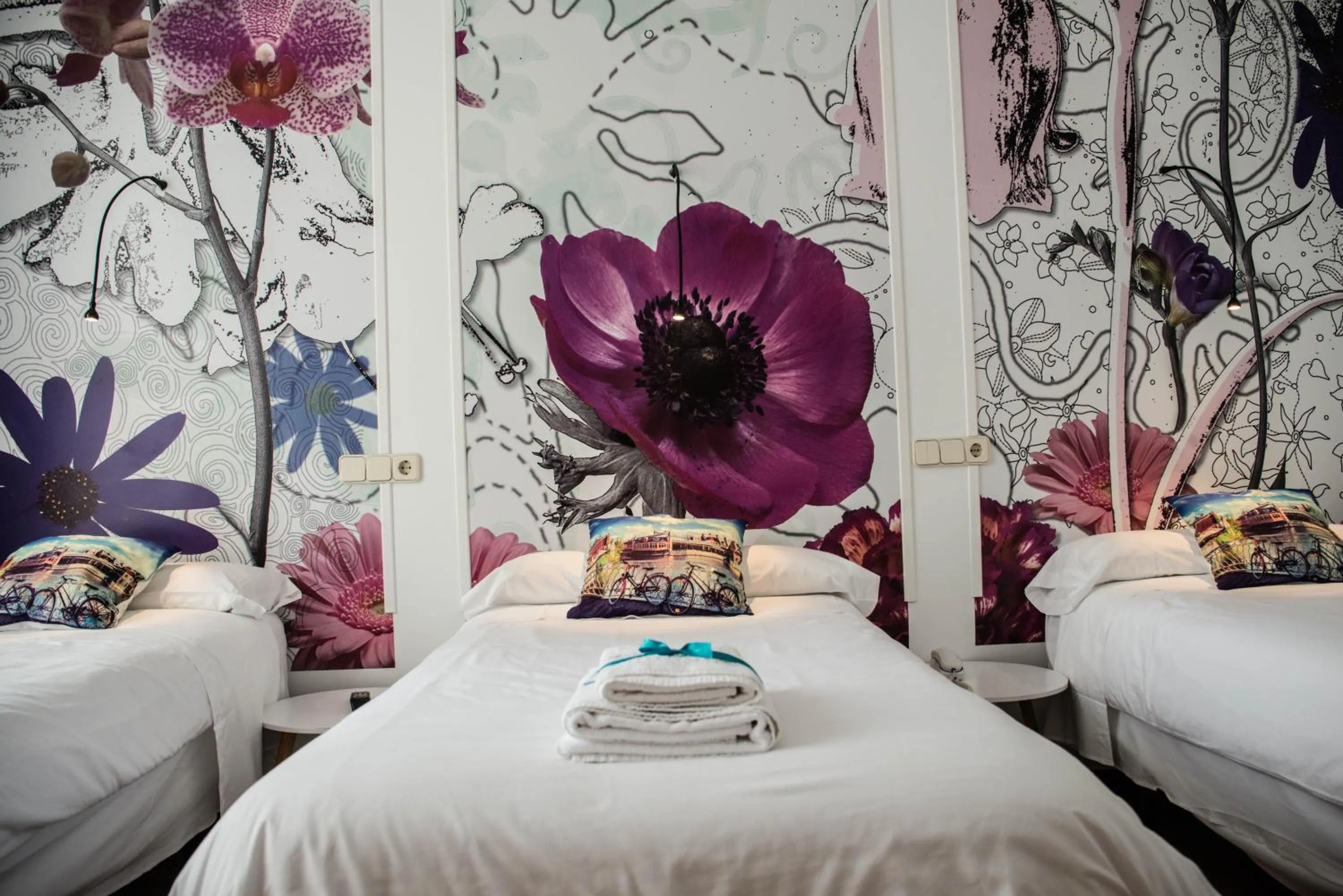 Photo of the whole room, Bed in Vázquez de Mella Gran Vía