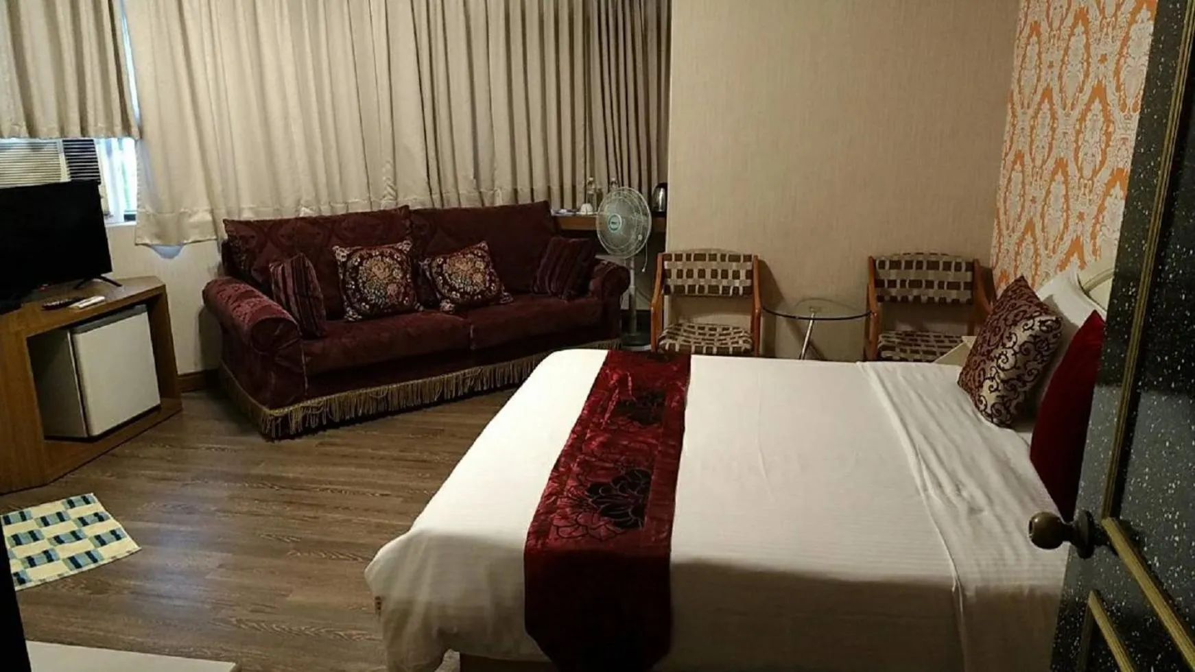 Decorative detail, Bed in Guan Lun Hotel