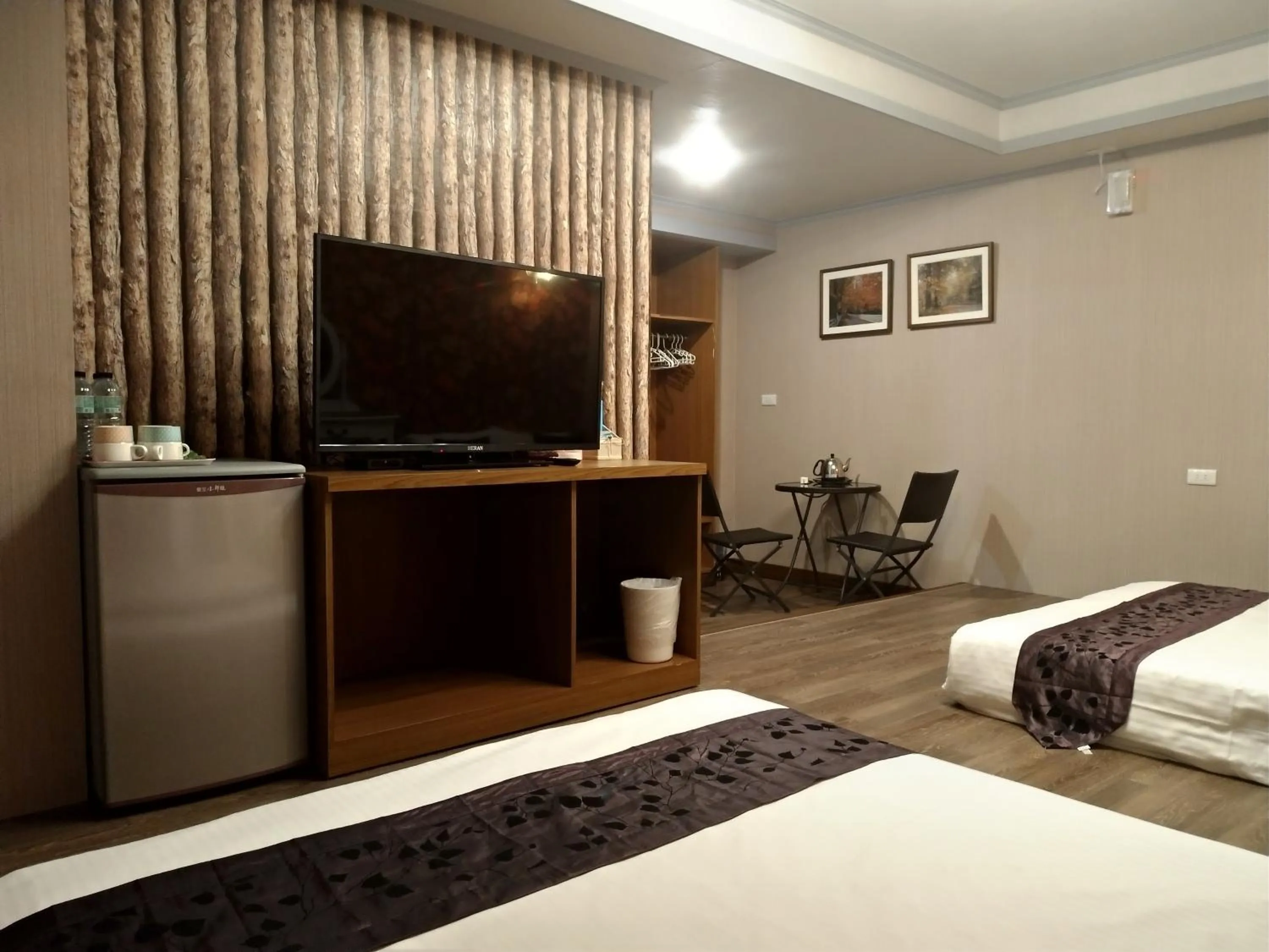 Communal lounge/ TV room, Bed in Guan Lun Hotel