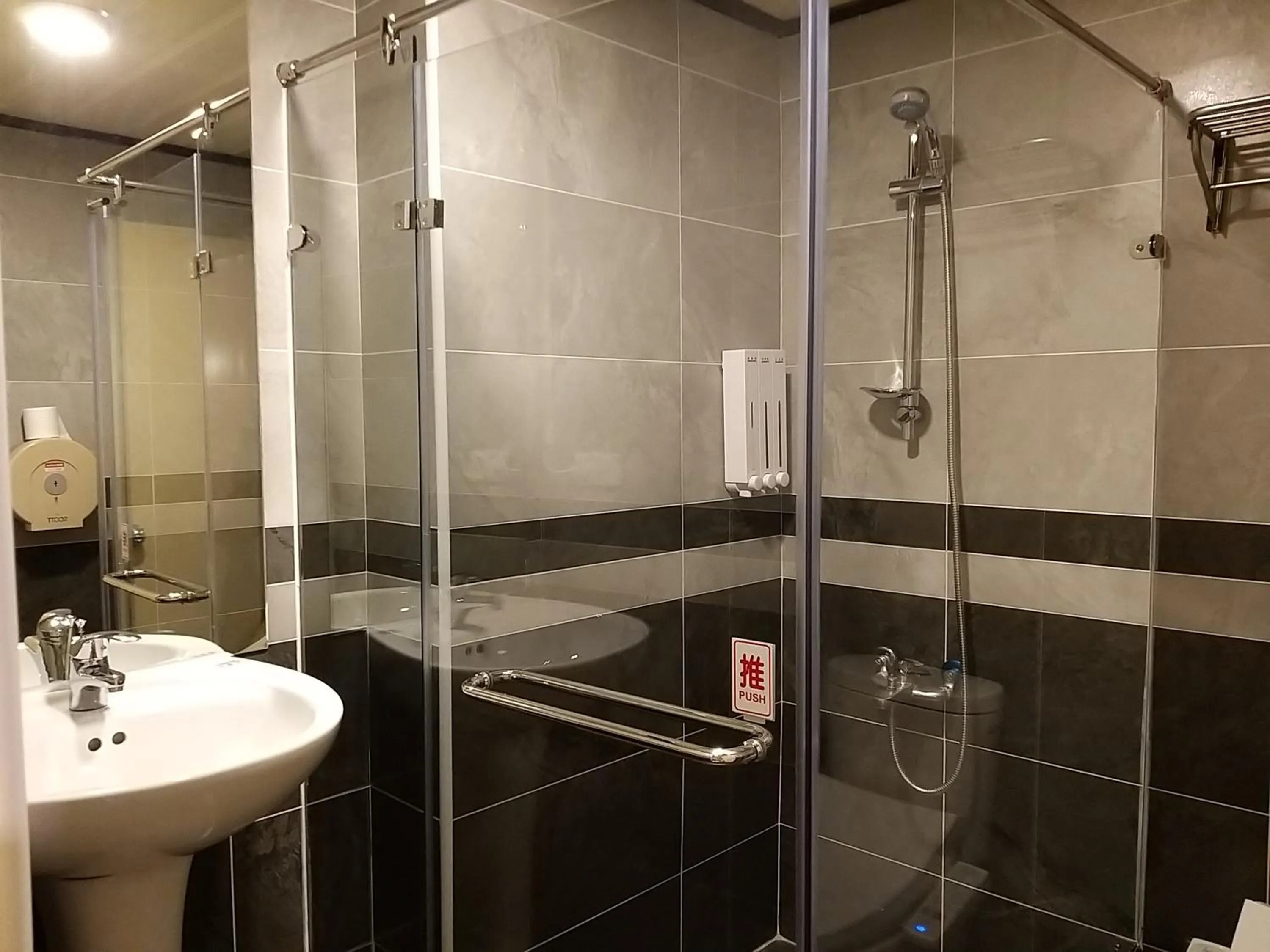 Bathroom in Guan Lun Hotel