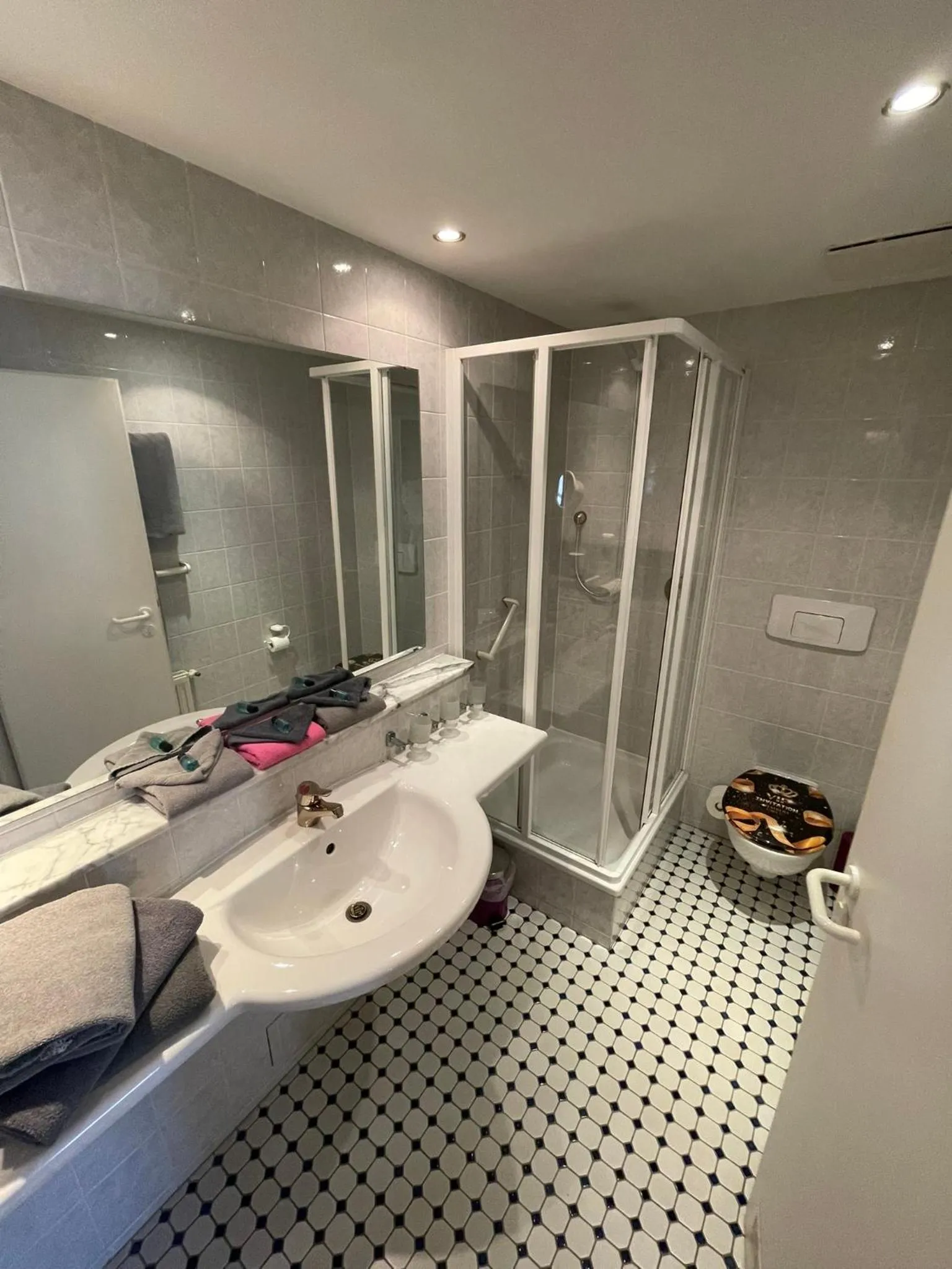 Shower in Hotel Maison LeMi