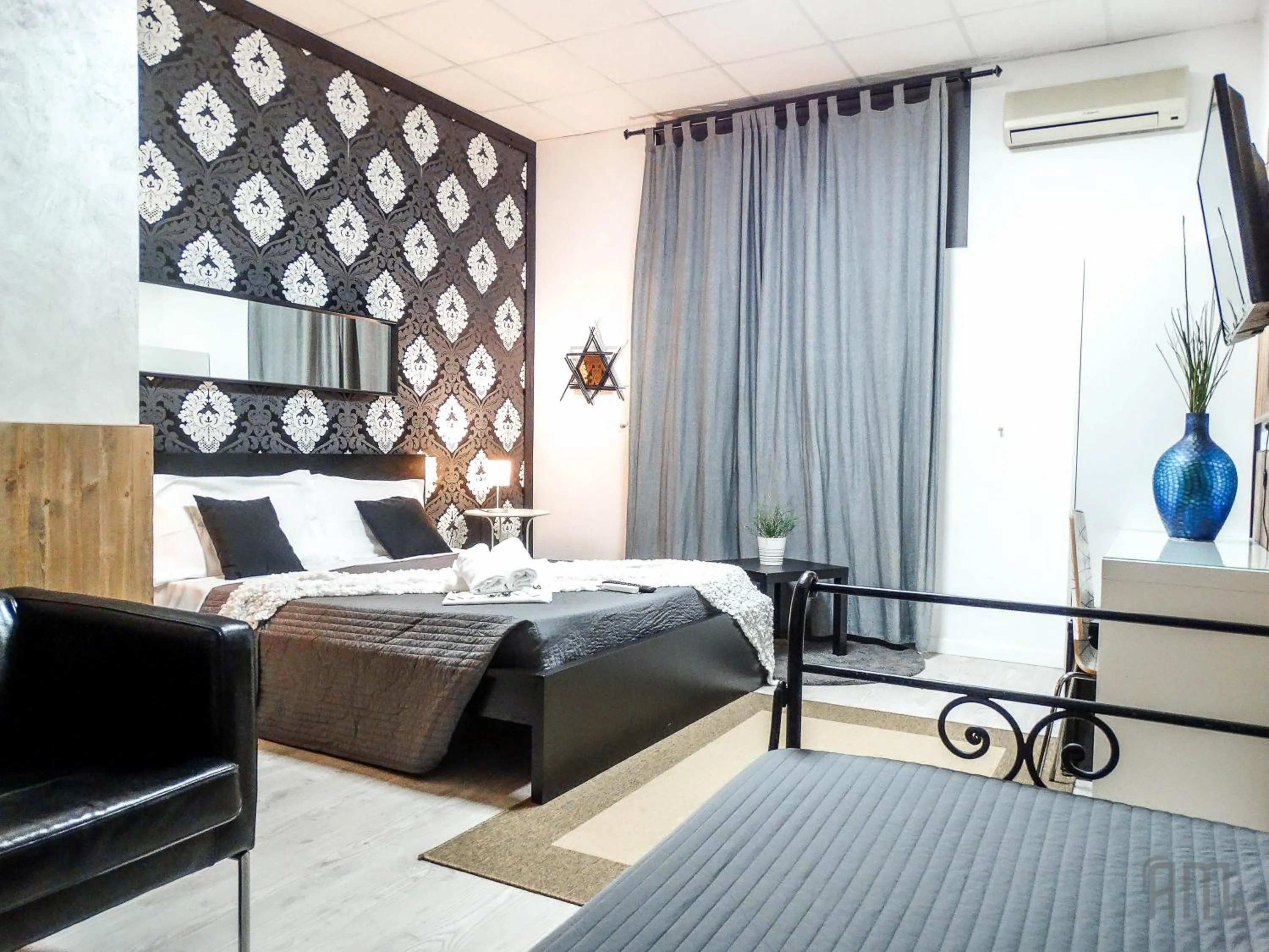 Photo of the whole room, Bed in Magic Door Rome