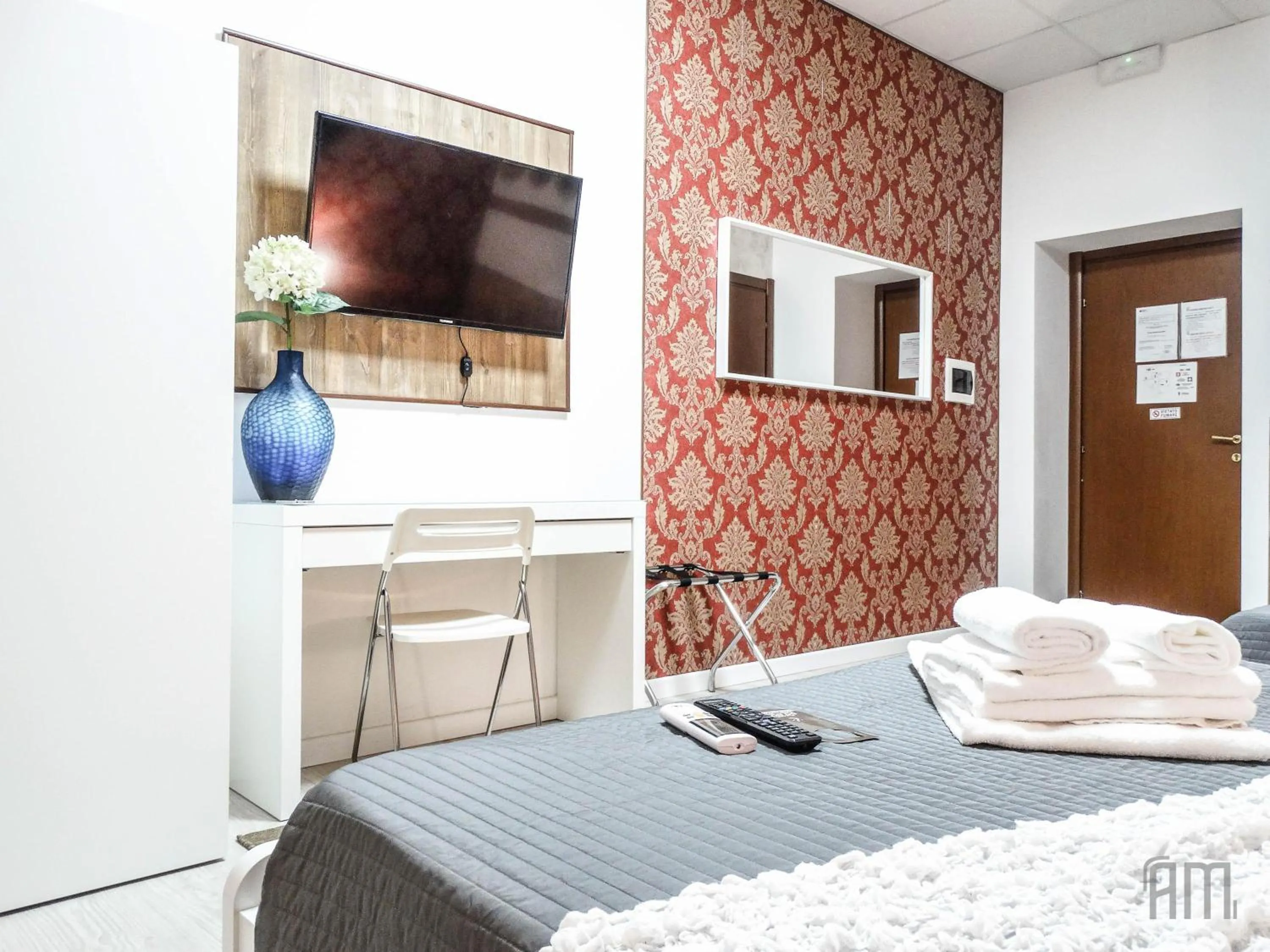 Photo of the whole room, Bed in Magic Door Rome