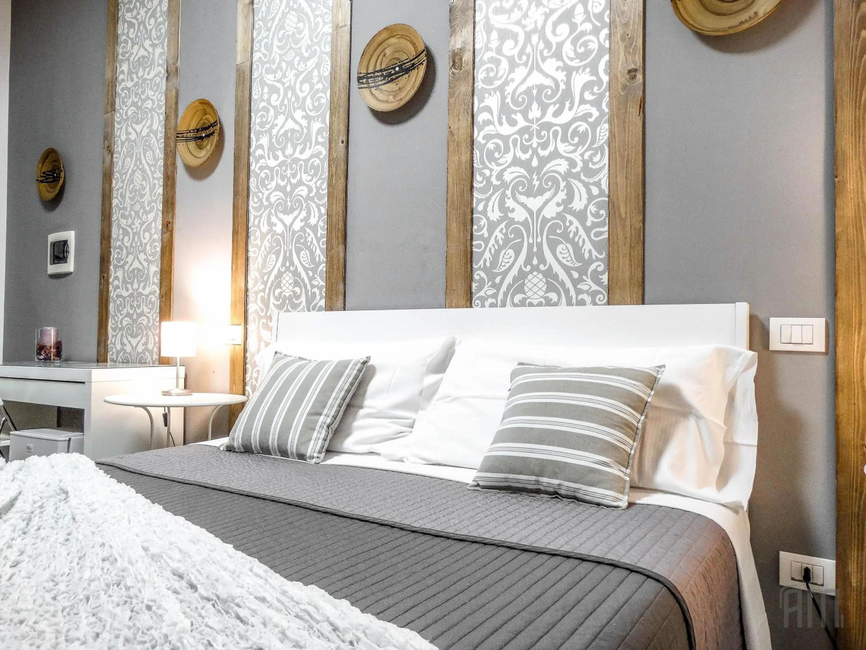 Photo of the whole room, Bed in Magic Door Rome