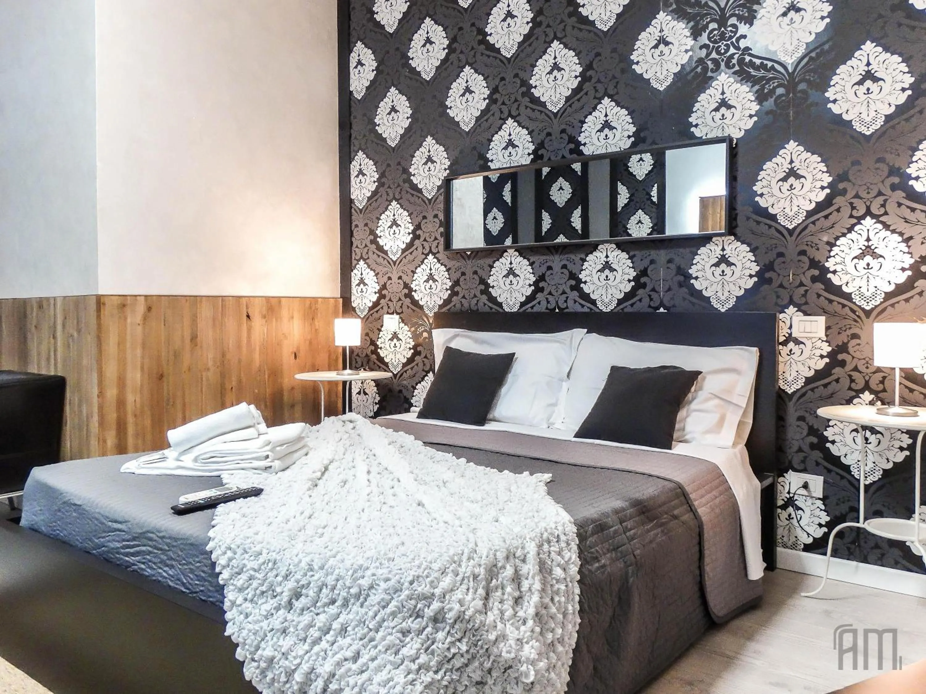 Photo of the whole room, Bed in Magic Door Rome