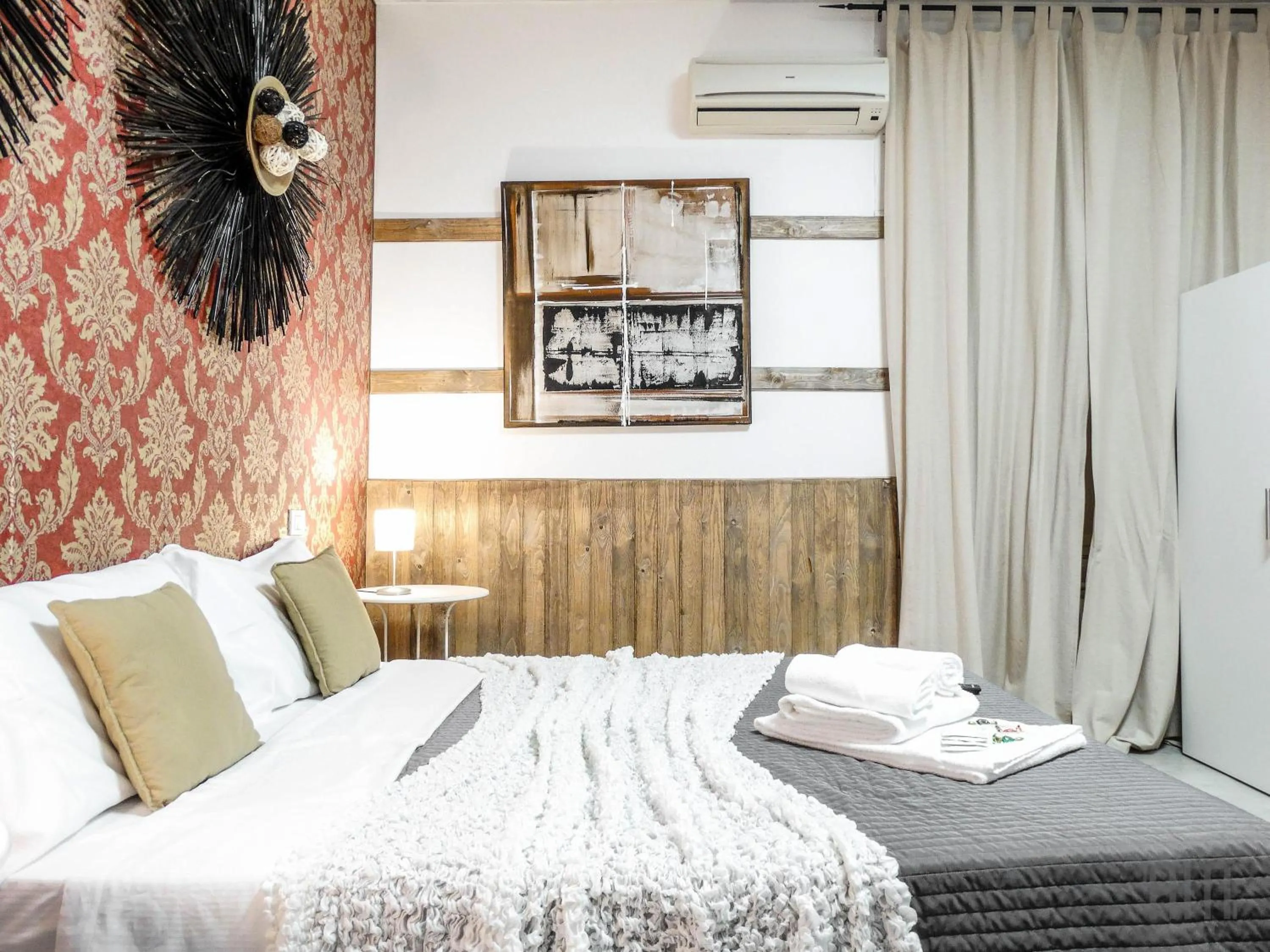 Photo of the whole room, Bed in Magic Door Rome