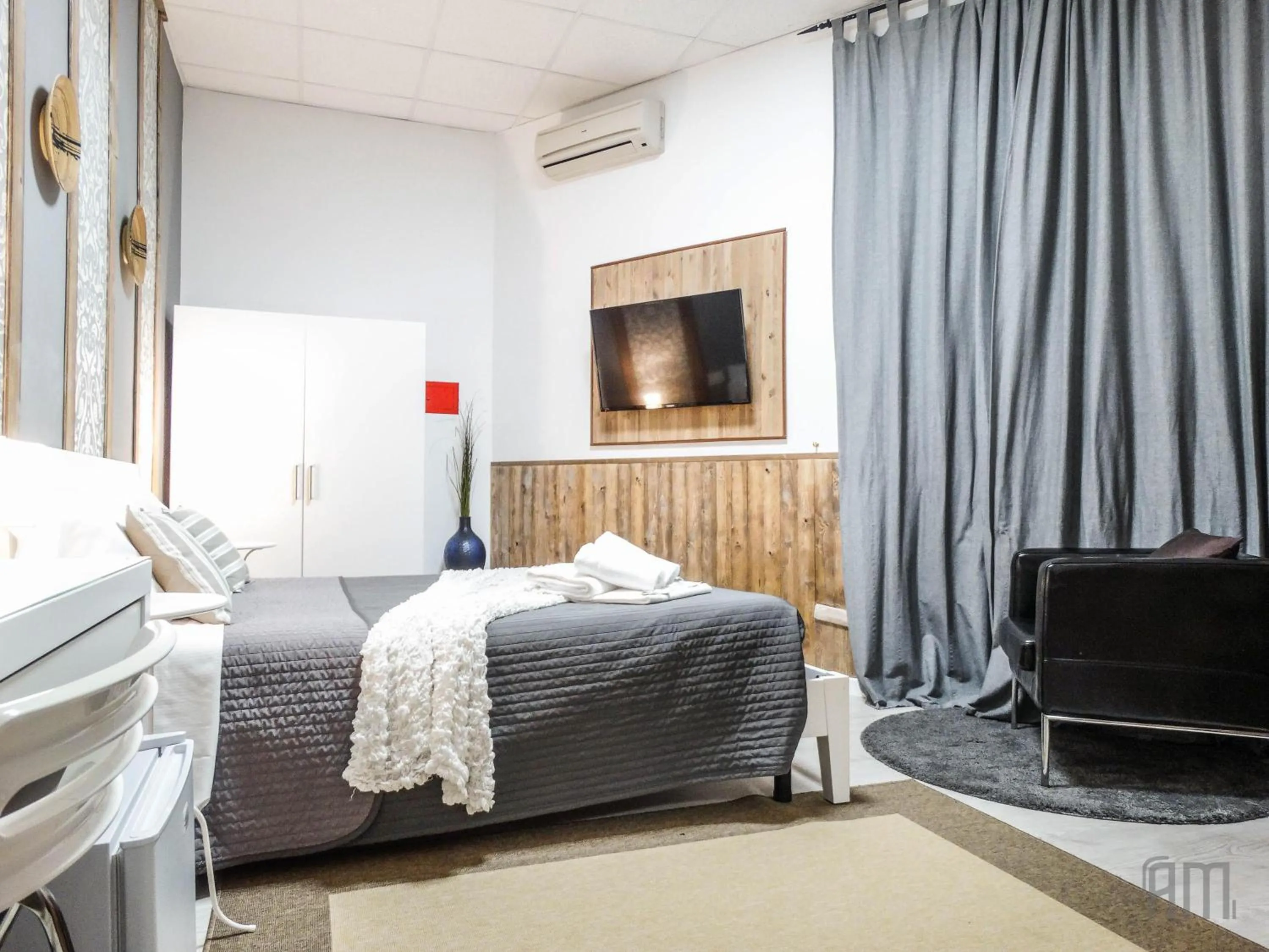 Photo of the whole room, Bed in Magic Door Rome