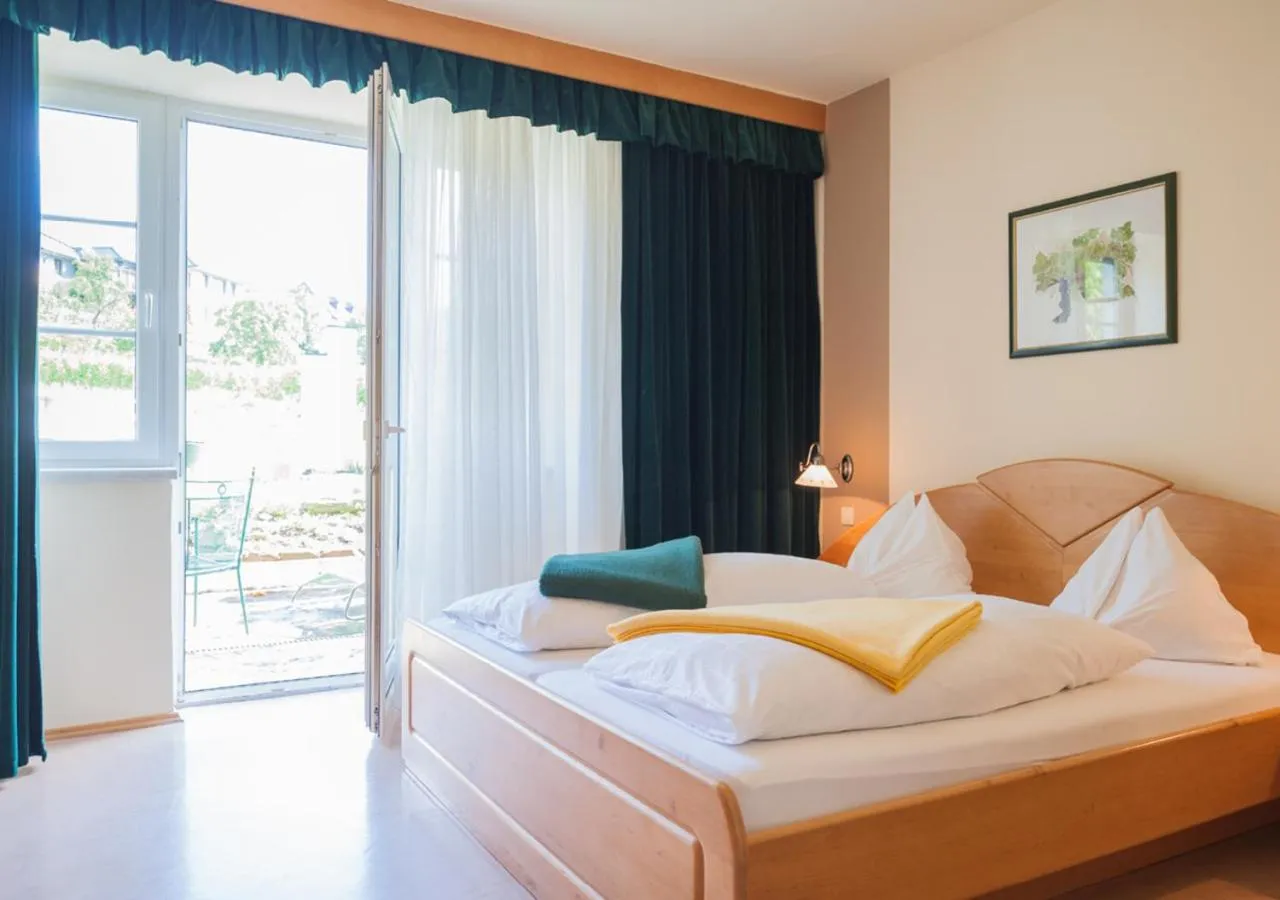 Photo of the whole room, Bed in STIERSCHNEIDER'S Weinhotel Wachau & Wiazhaus