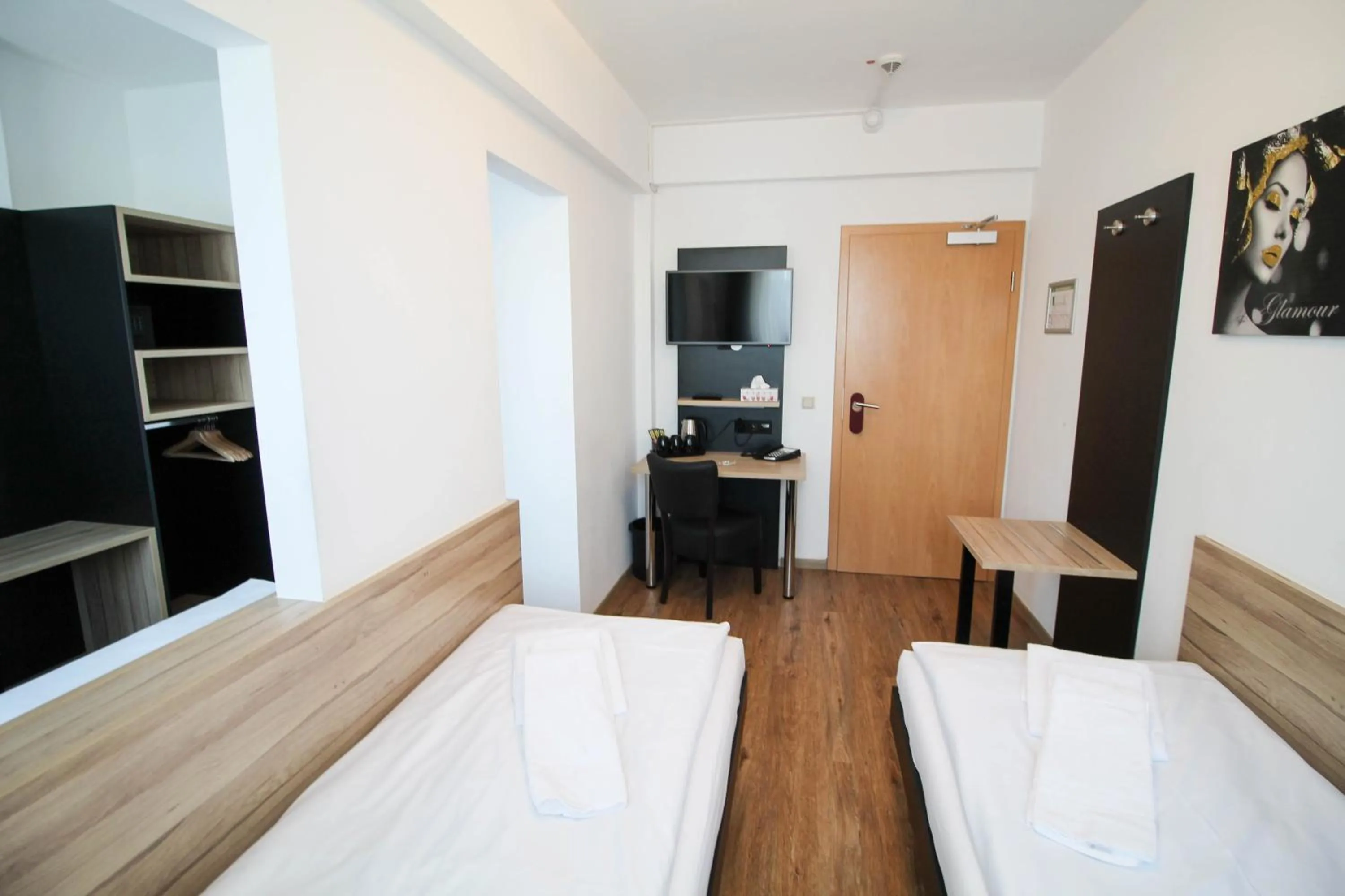 Photo of the whole room, Bed in Center Hotel Essen