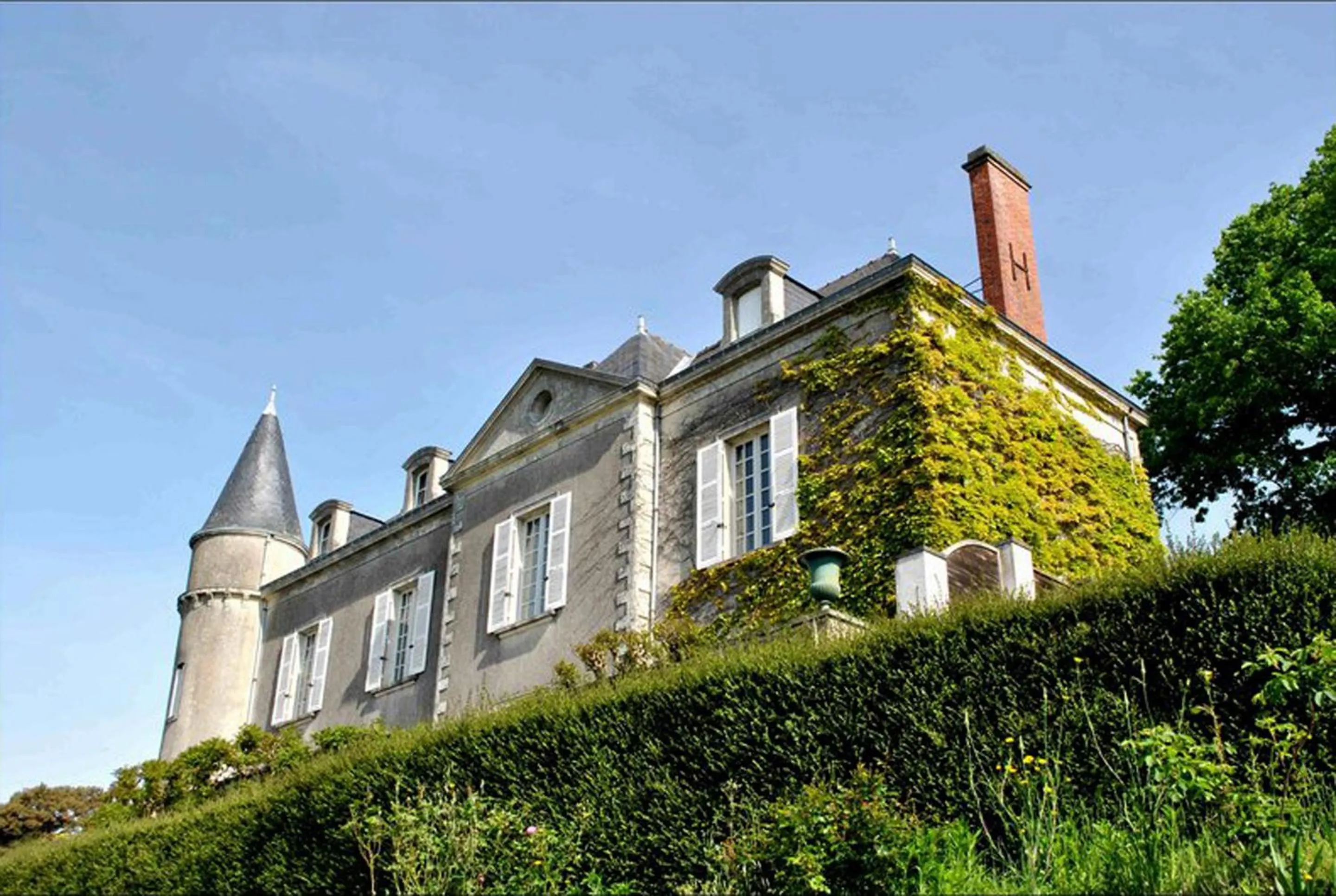 Property building in Château Haute Roche