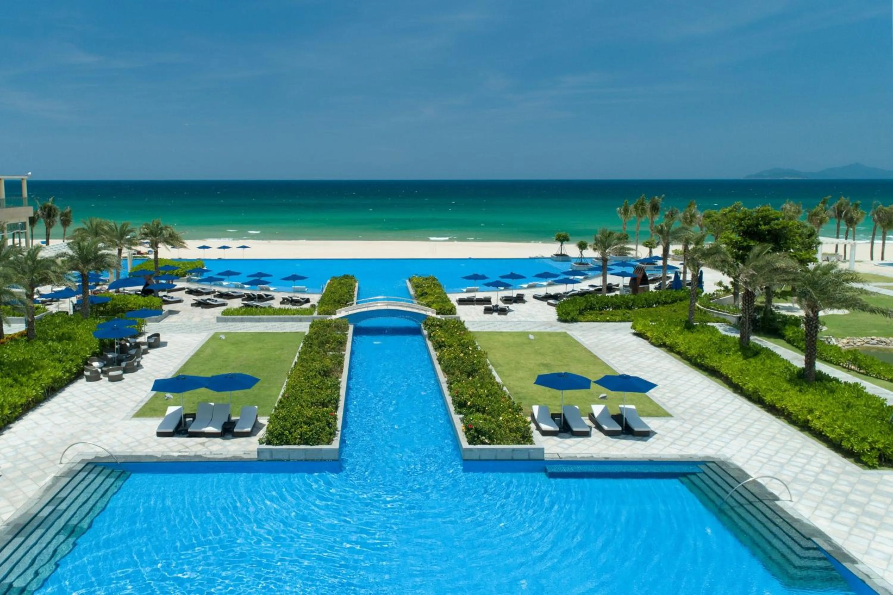 Swimming pool in Sheraton Grand Danang Beach Resort & Spa