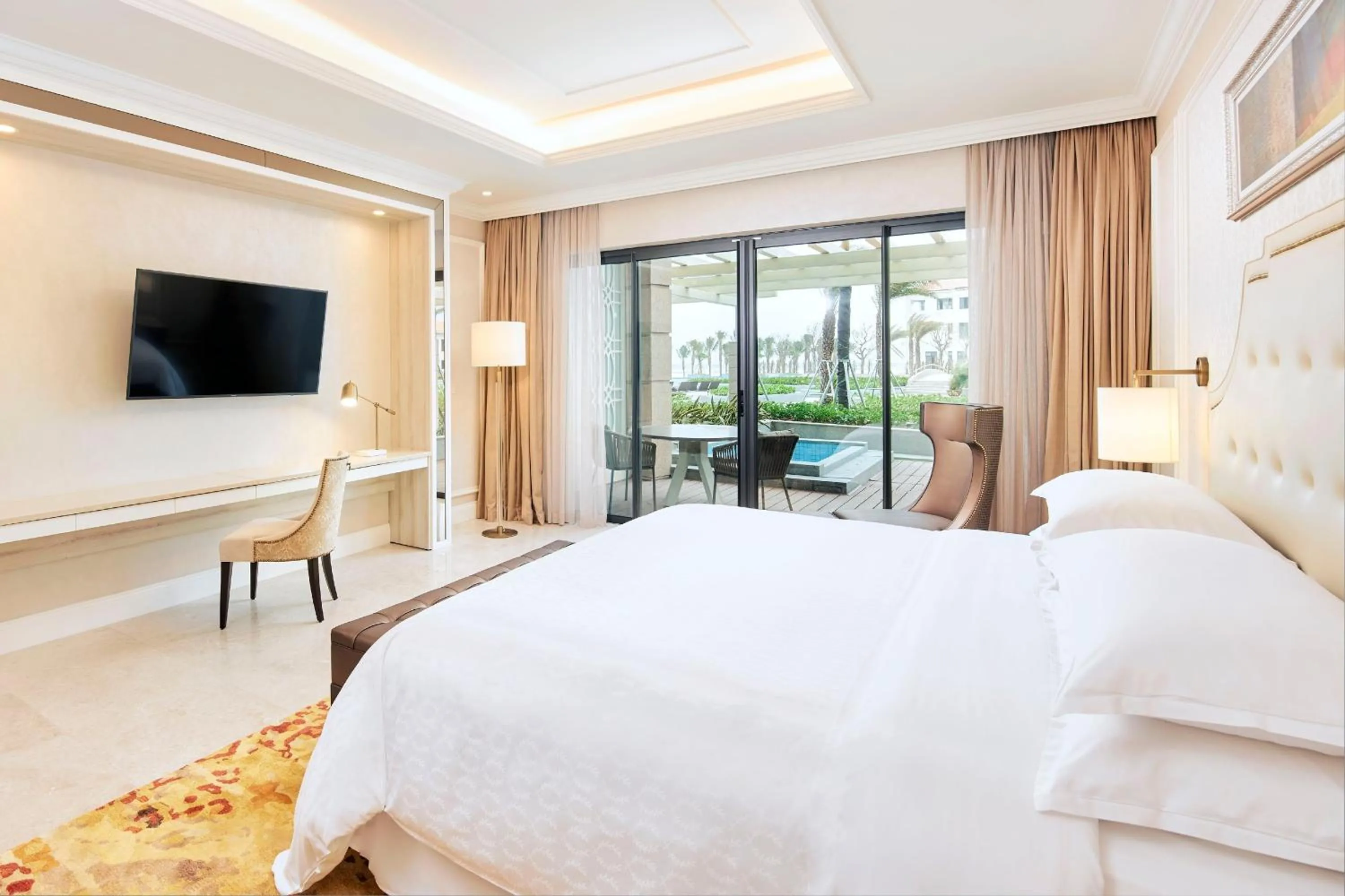 Swimming pool, Bed in Sheraton Grand Danang Beach Resort & Spa