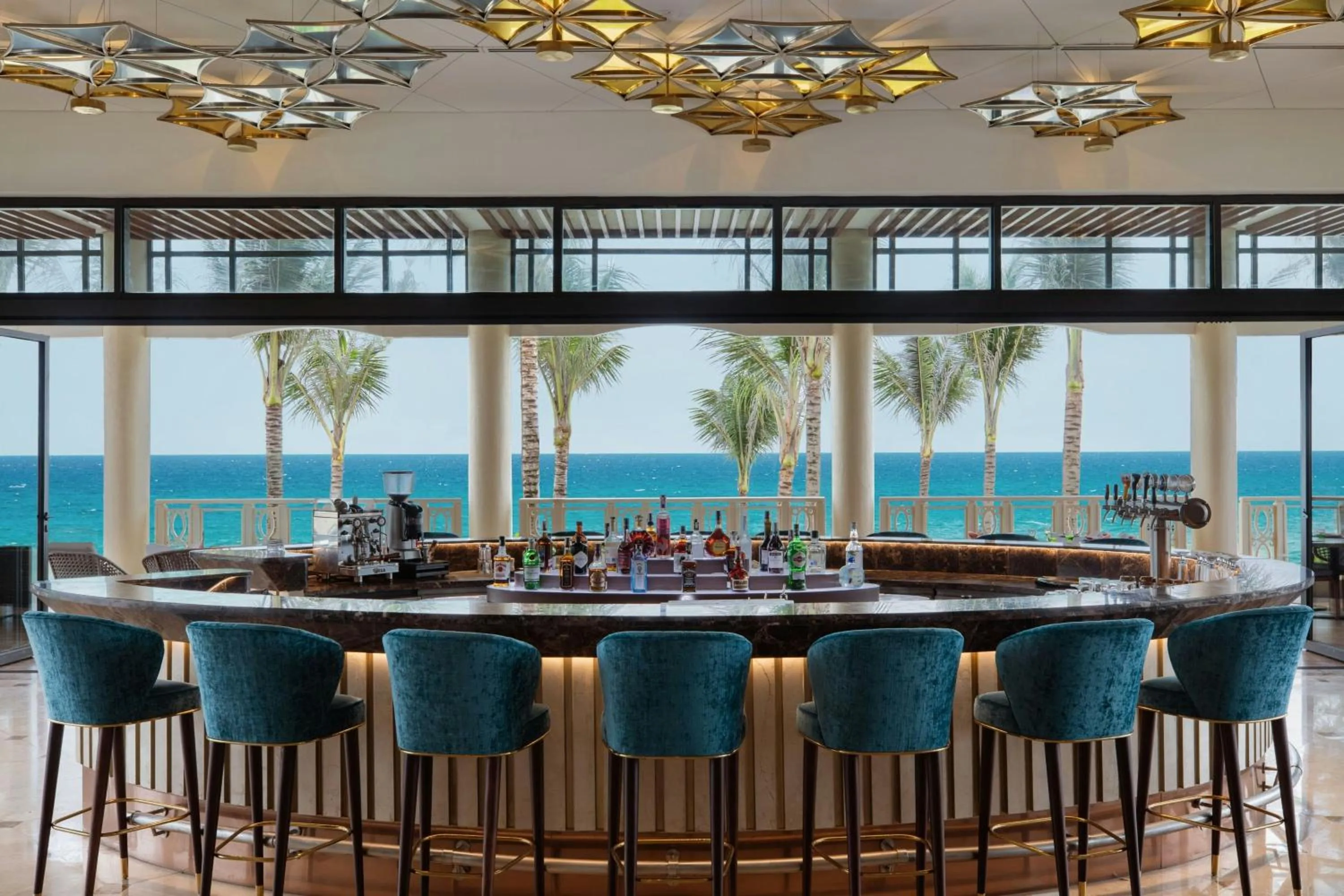 Lounge or bar in Sheraton Grand Danang Beach Resort & Spa