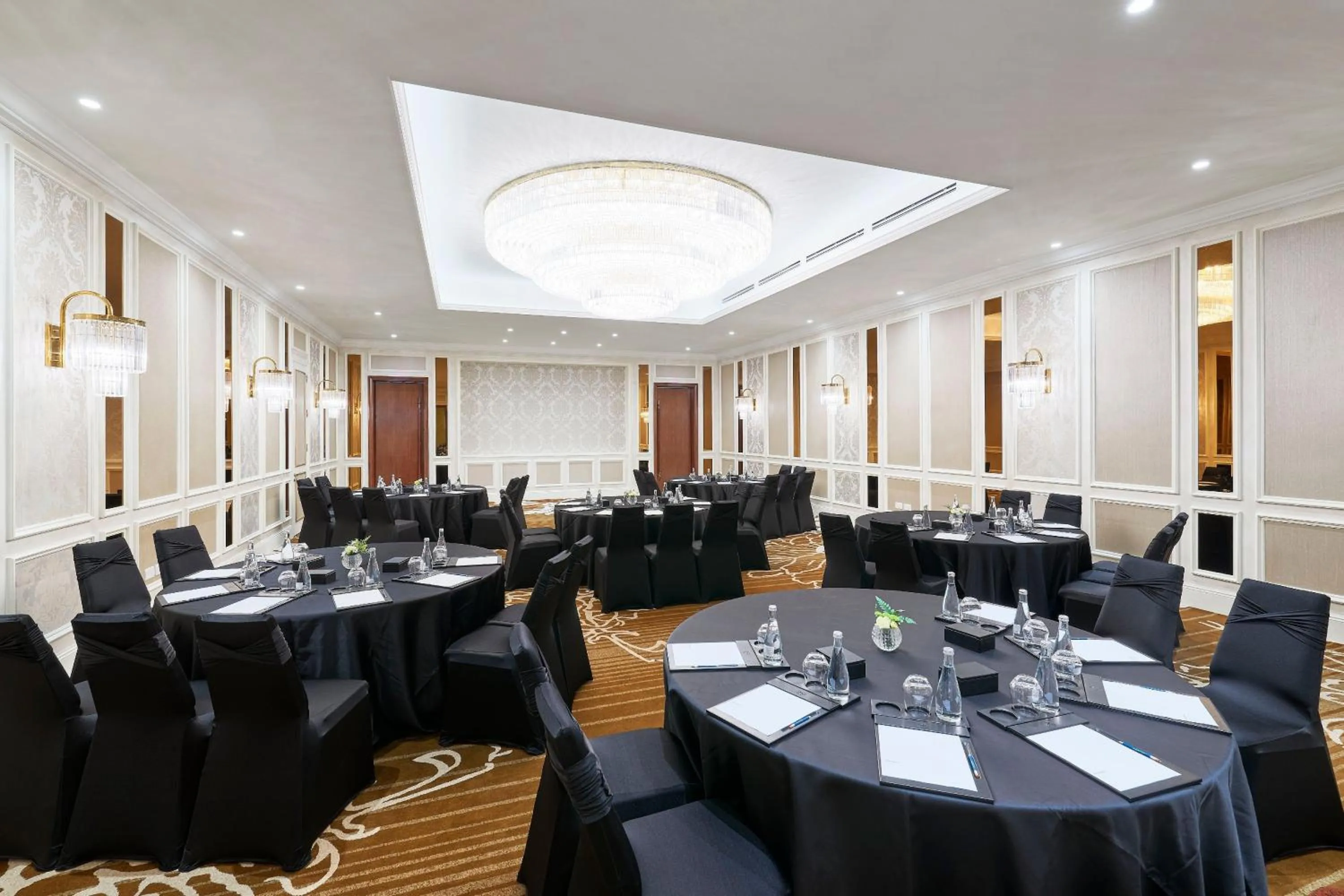 Lounge or bar in Sheraton Grand Danang Beach Resort & Spa