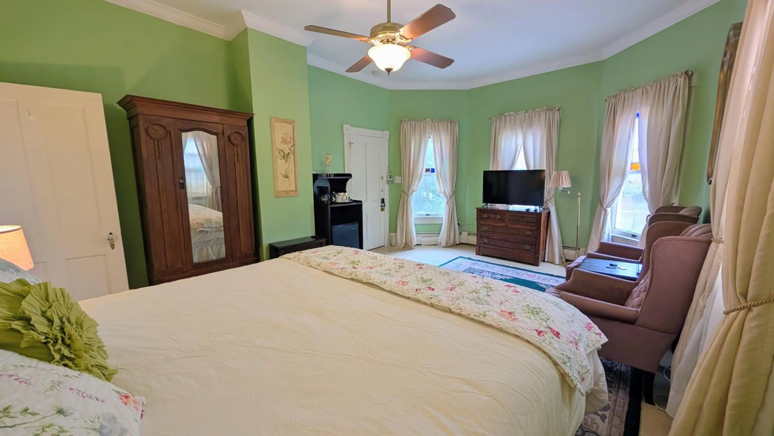 Bed in Garden and Sea Inn