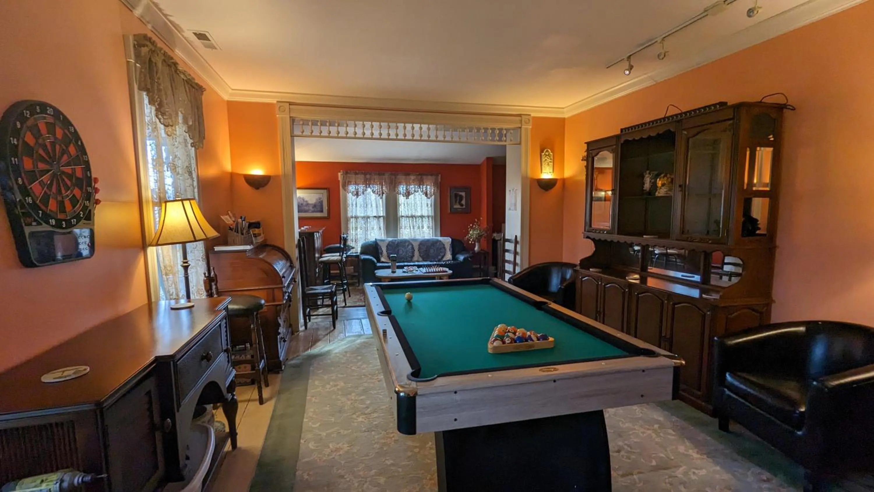 Communal lounge/ TV room in Garden and Sea Inn