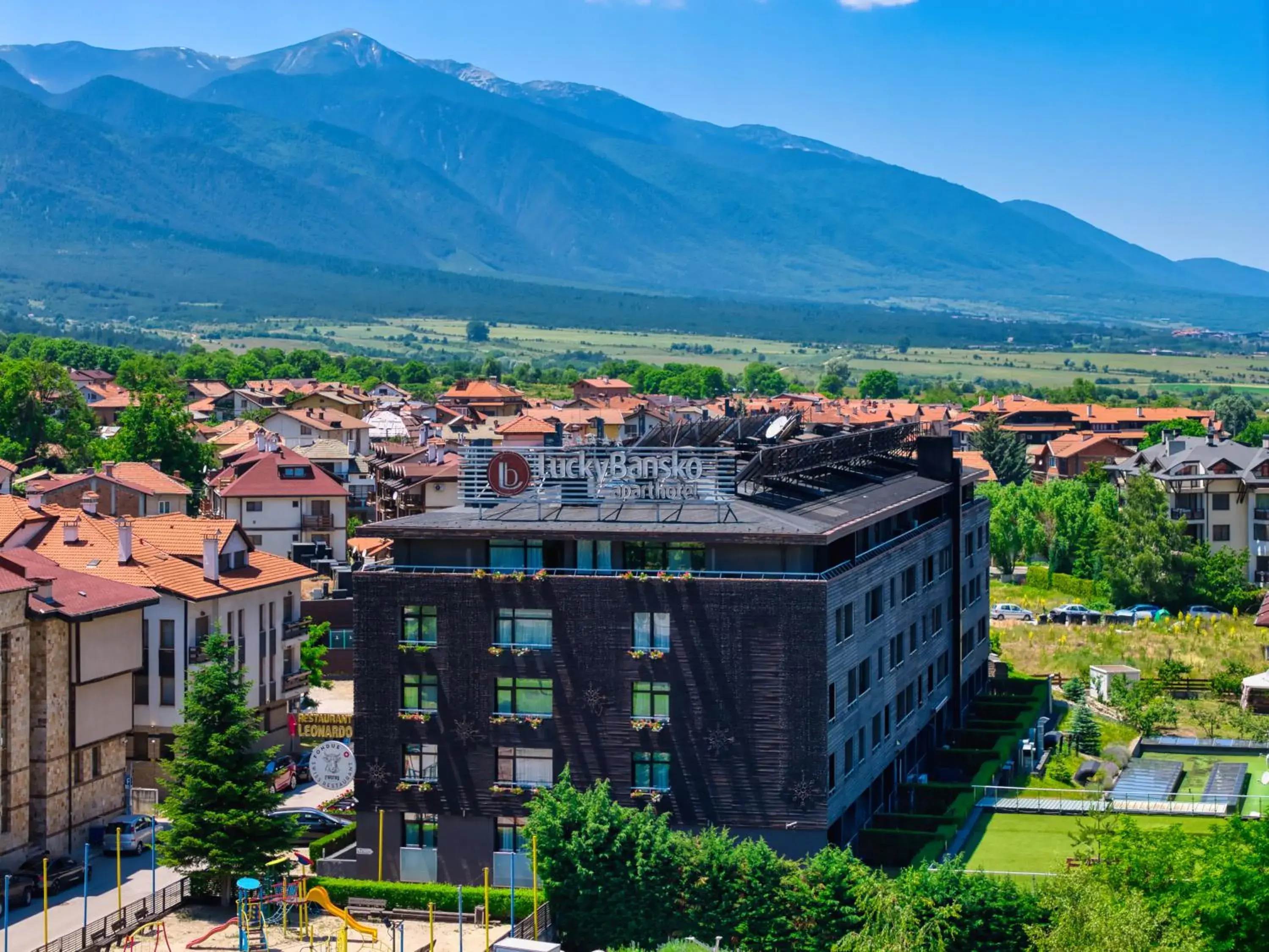 Property building in Lucky Bansko Aparthotel SPA & Relax Property building in Lucky Bansko Aparthotel SPA & Relax