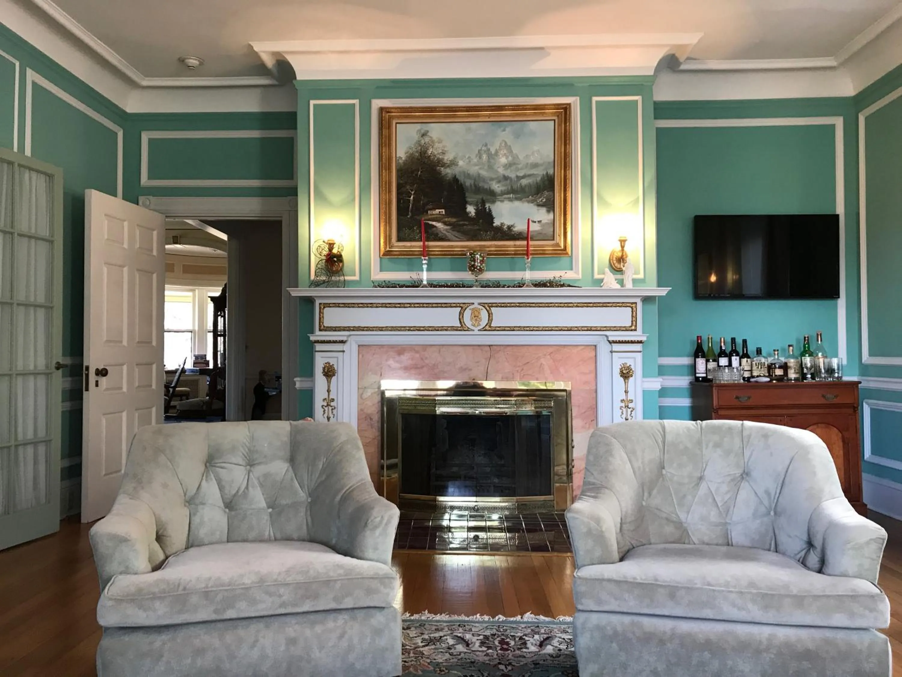 Communal lounge/ TV room in Idlwilde Inn