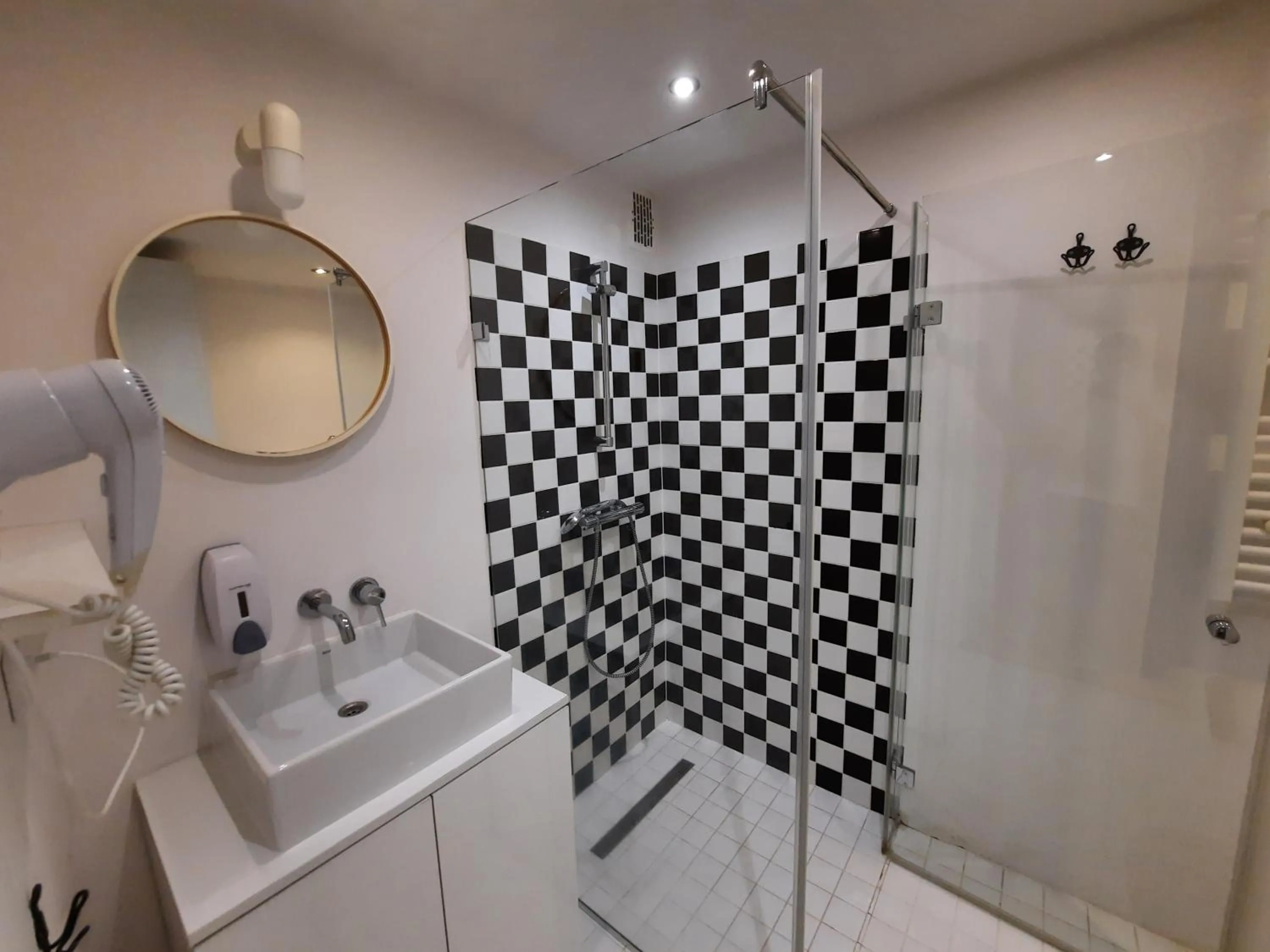 Shower in Lorf Hostel&Coffee