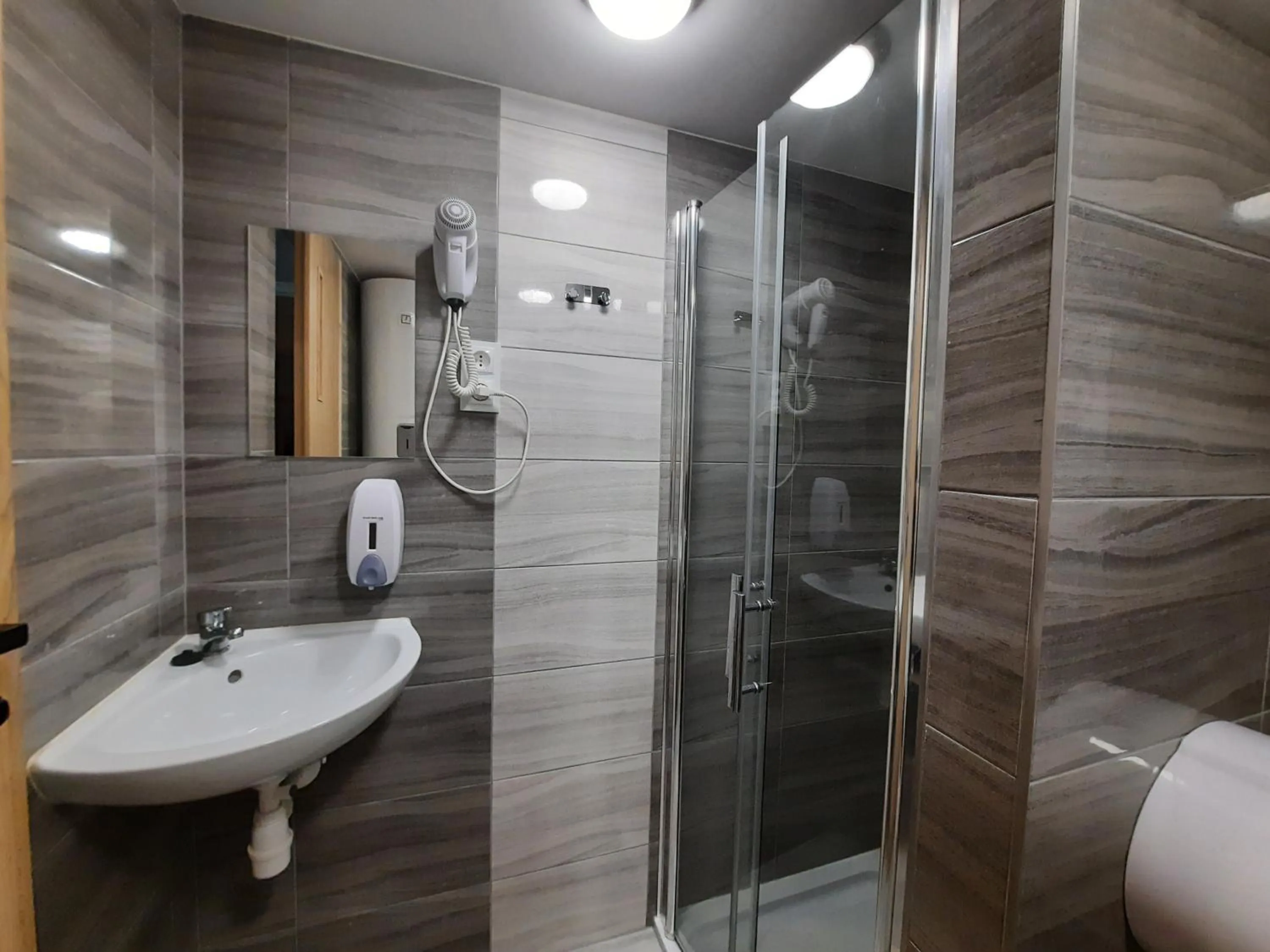 Shower in Lorf Hostel&Coffee