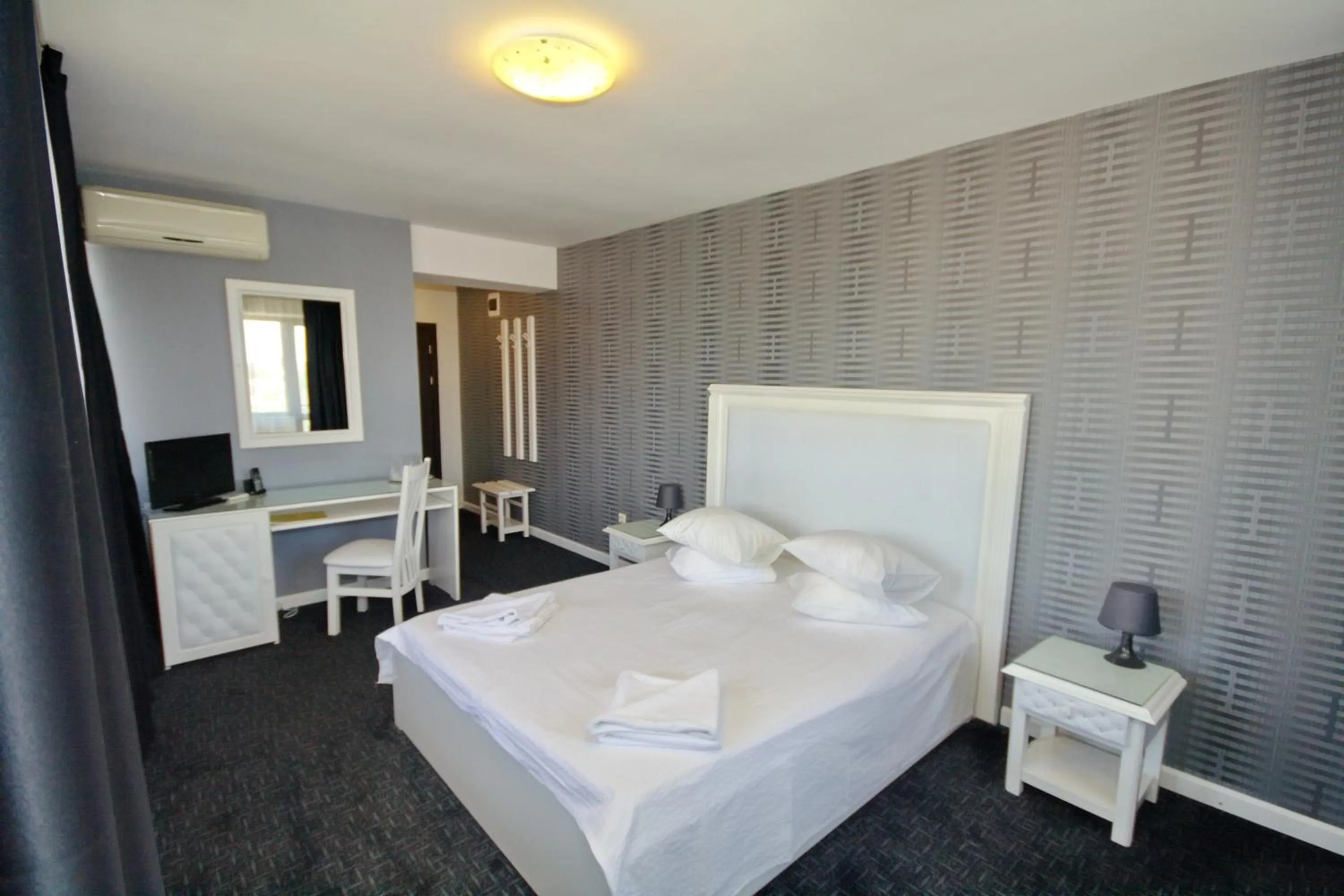 Photo of the whole room, Bed in Hotel City