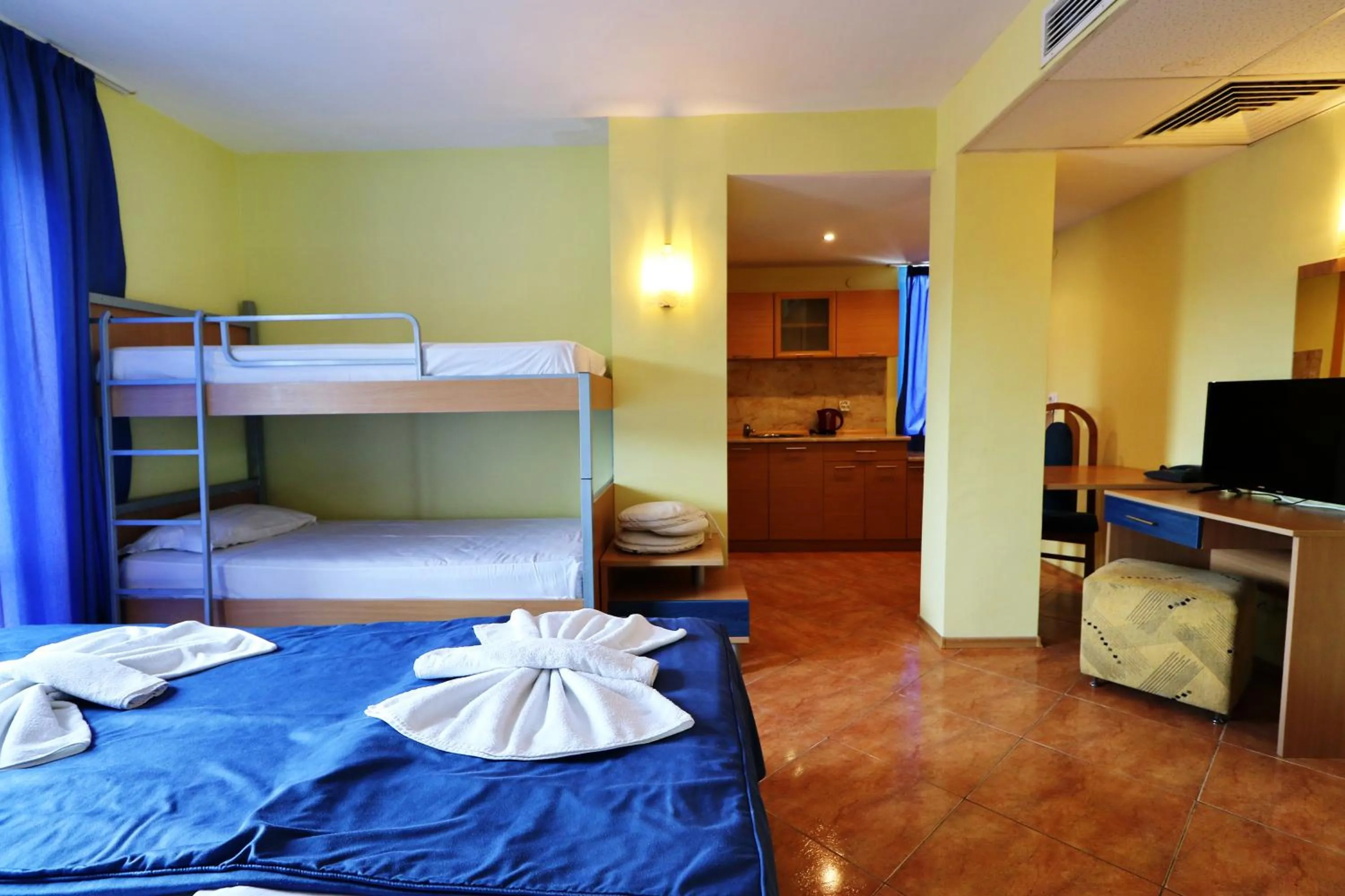 bunk bed, Bed in Bora Bora Hotel