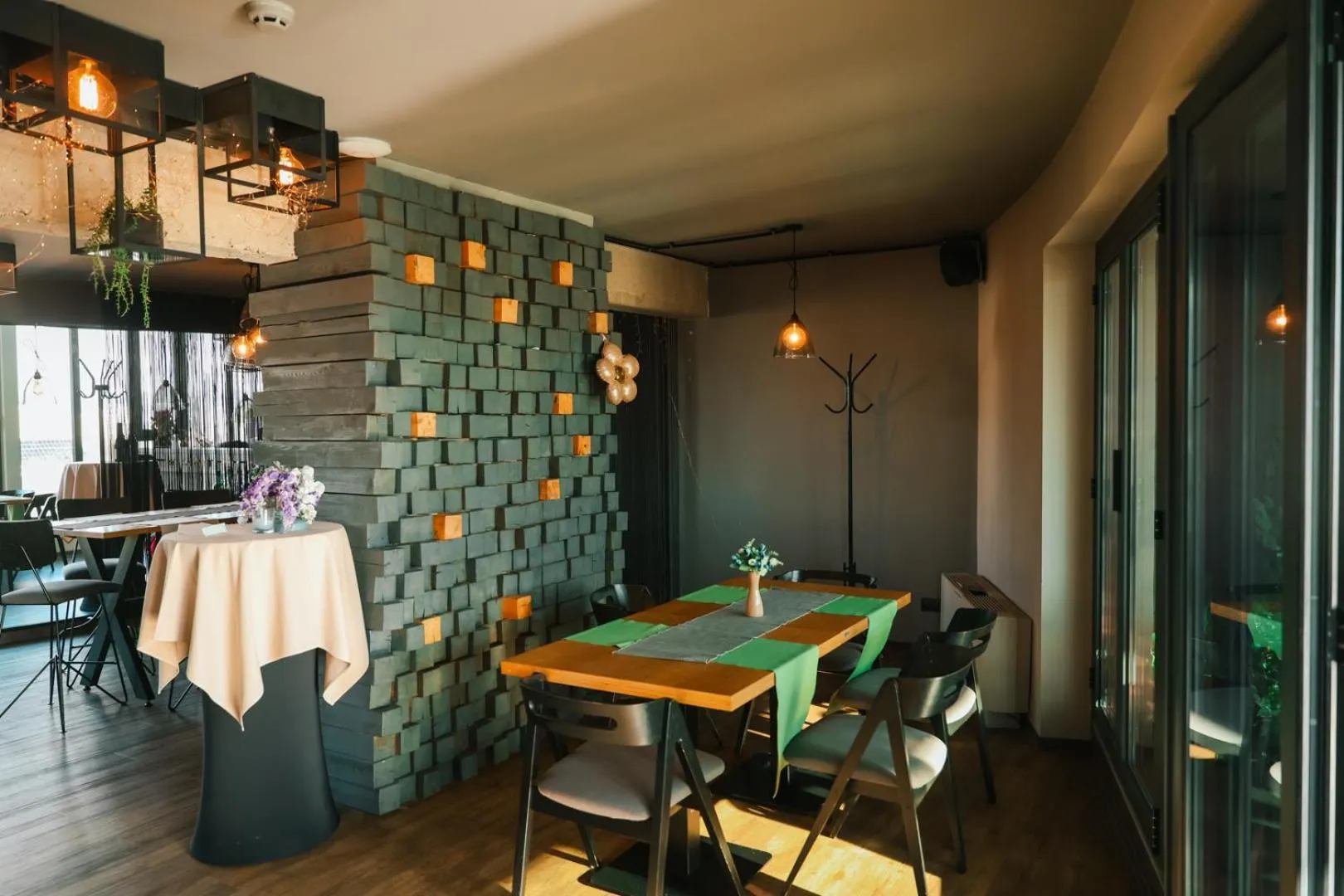 Restaurant/places to eat in Triada Hotel