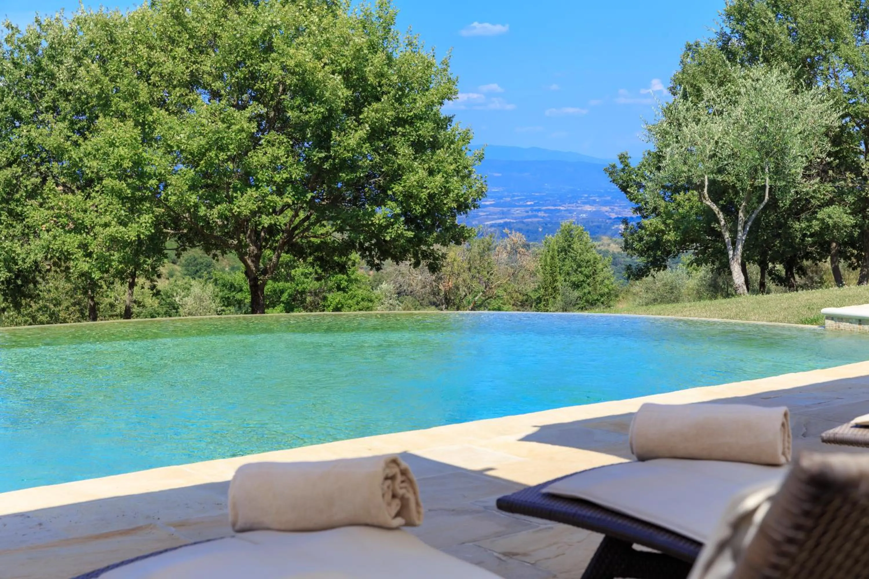 Pool view in Le Lappe