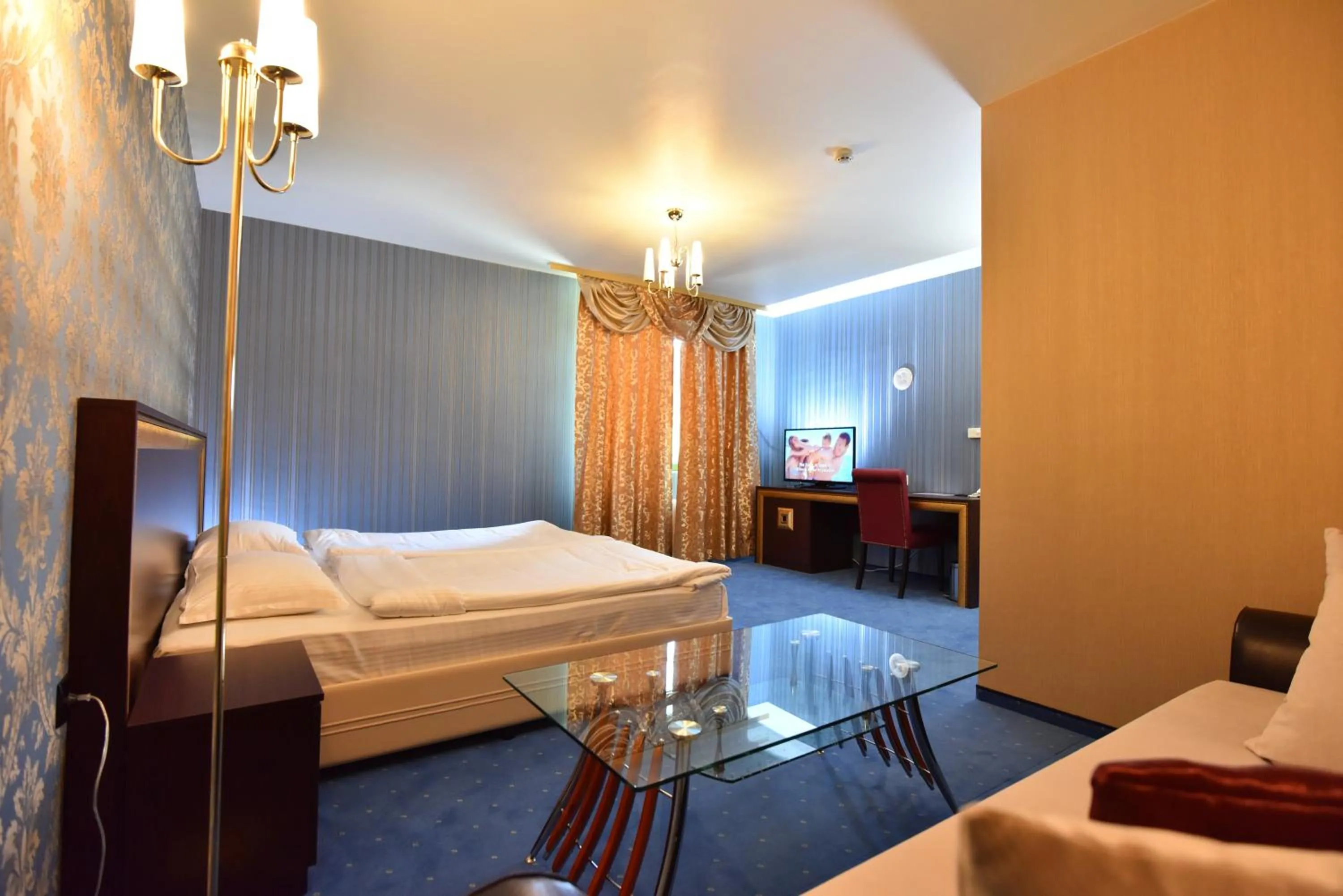 Photo of the whole room, Bed in Hotel Elegance