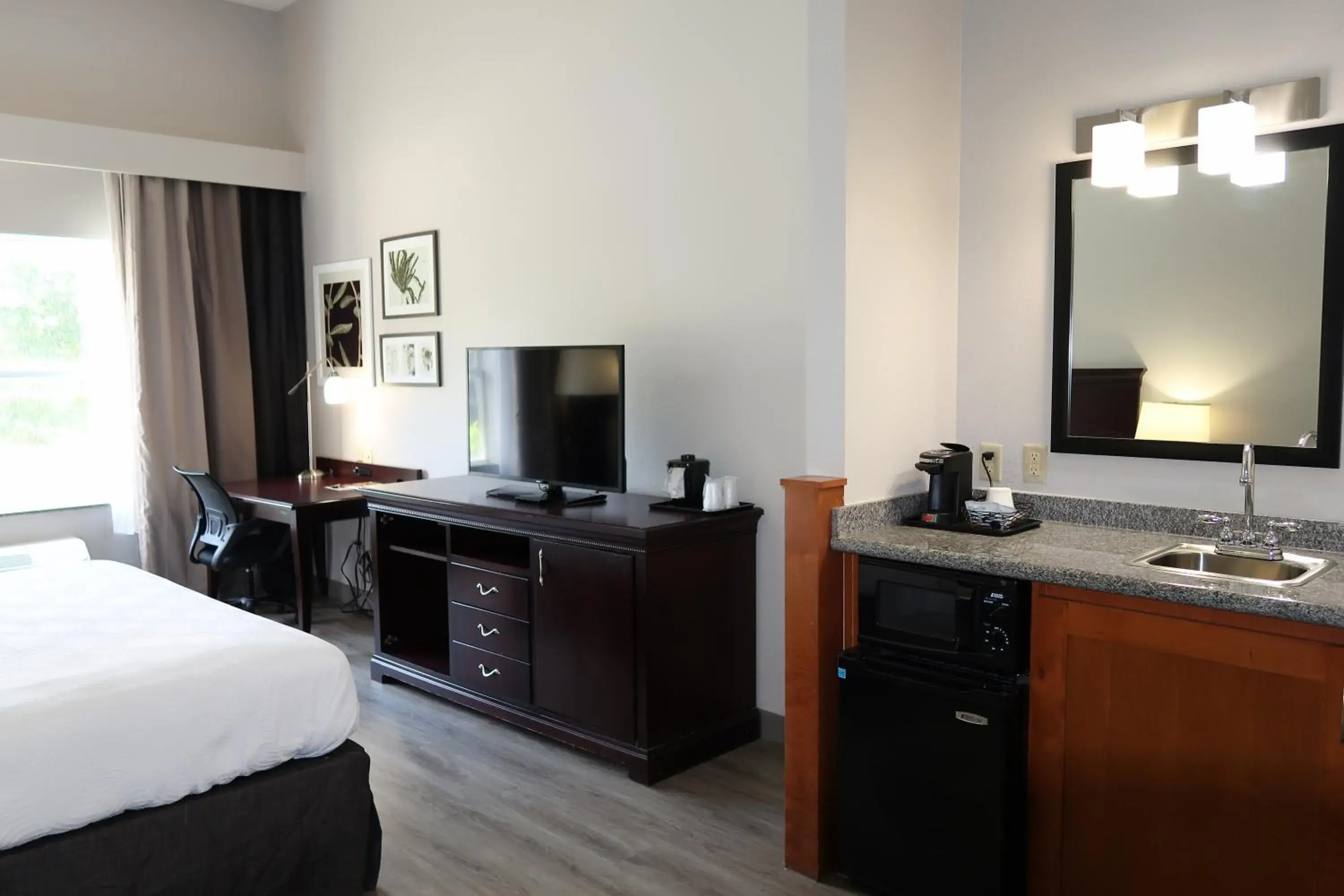 Bed in Country Inn & Suites by Radisson, Tallahassee-University Area, FL Bed in Country Inn & Suites by Radisson, Tallahassee-University Area, FL