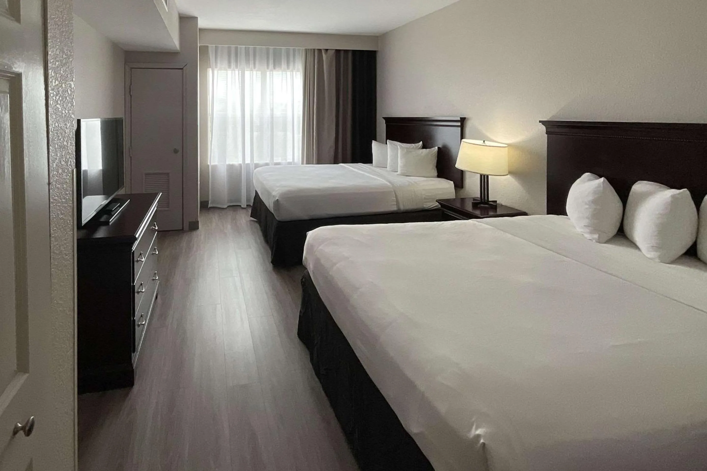 Bedroom, Bed in Country Inn & Suites by Radisson, Tallahassee-University Area, FL