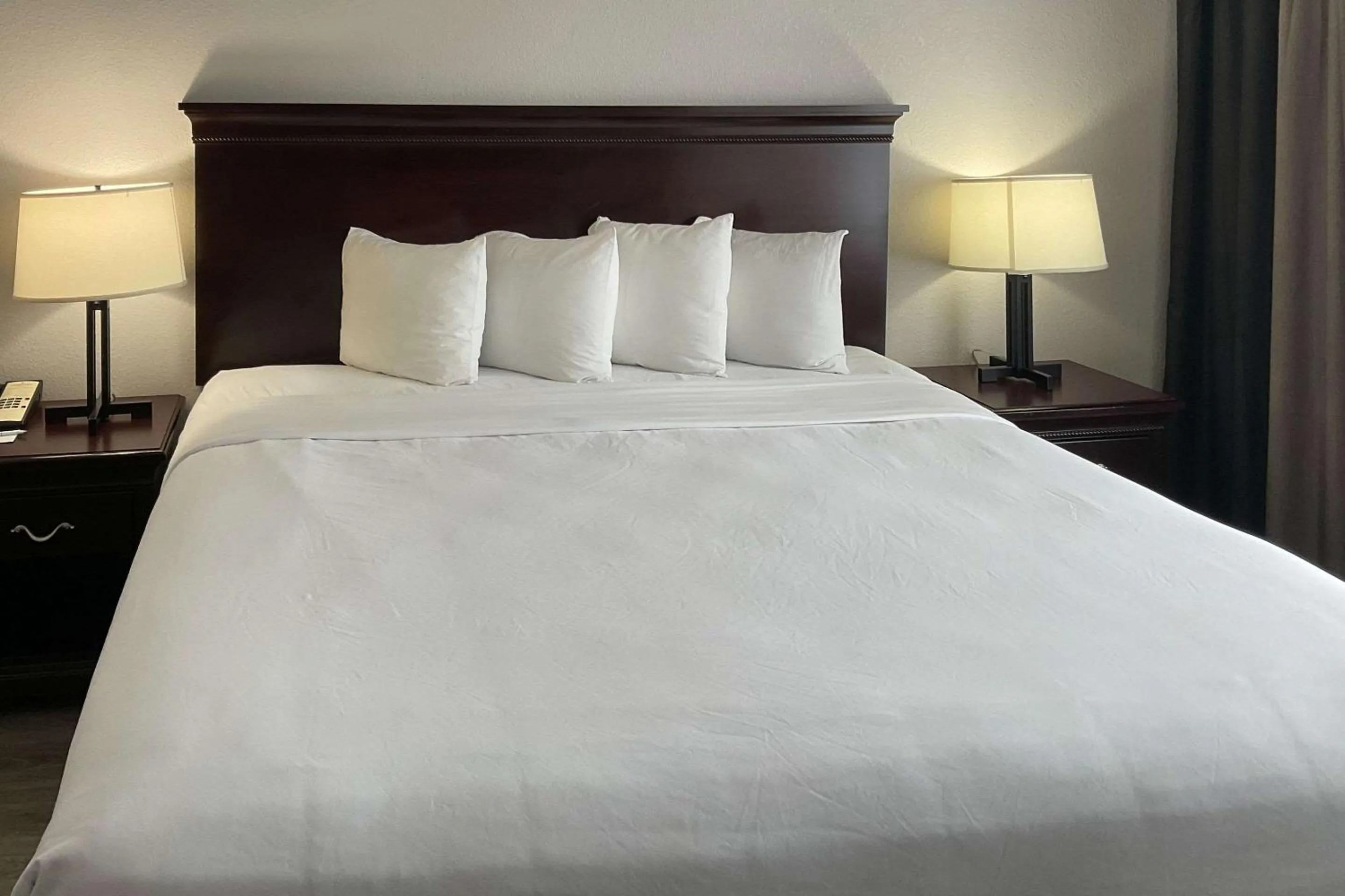 Bedroom, Bed in Country Inn & Suites by Radisson, Tallahassee-University Area, FL