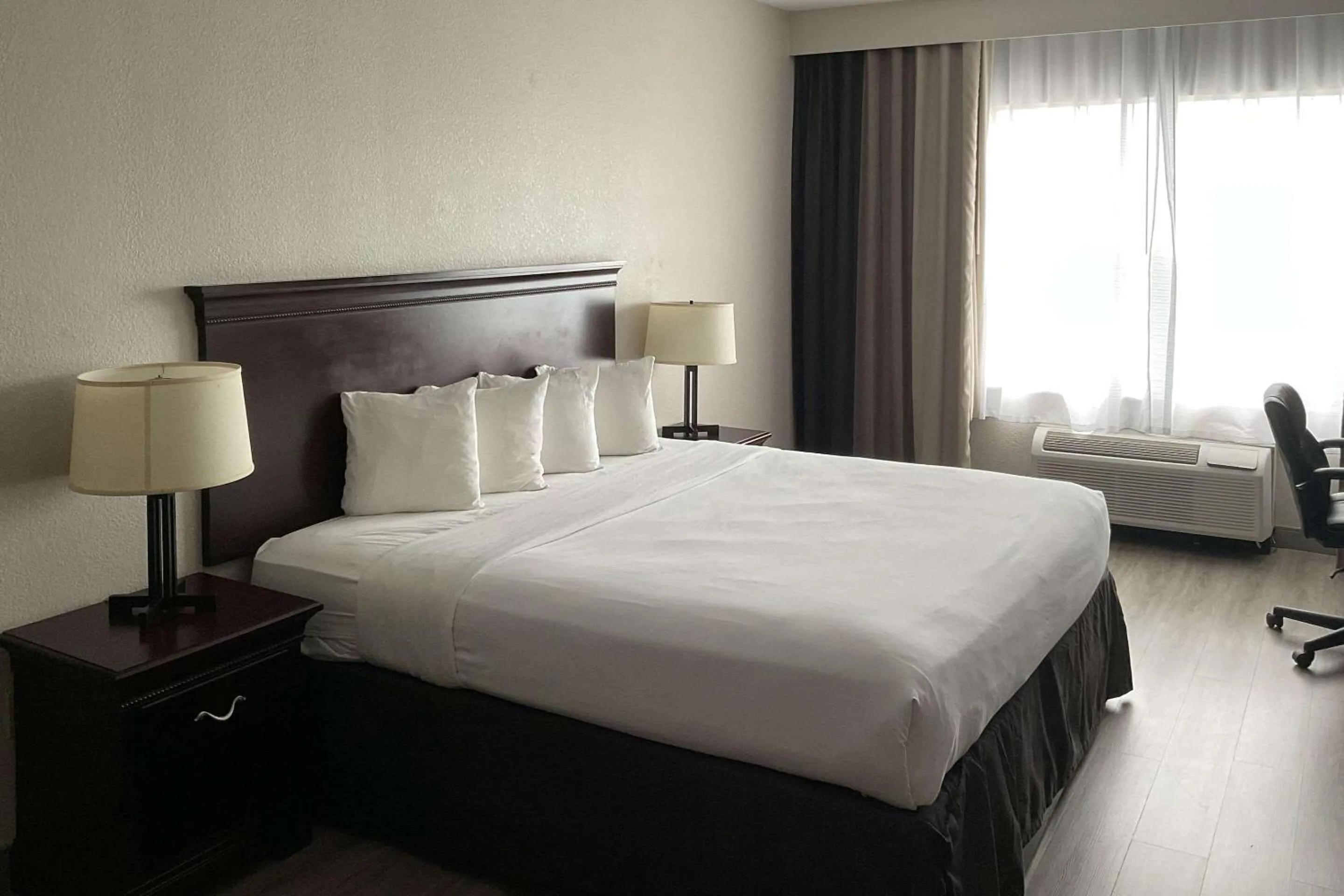 Bedroom, Bed in Country Inn & Suites by Radisson, Tallahassee-University Area, FL