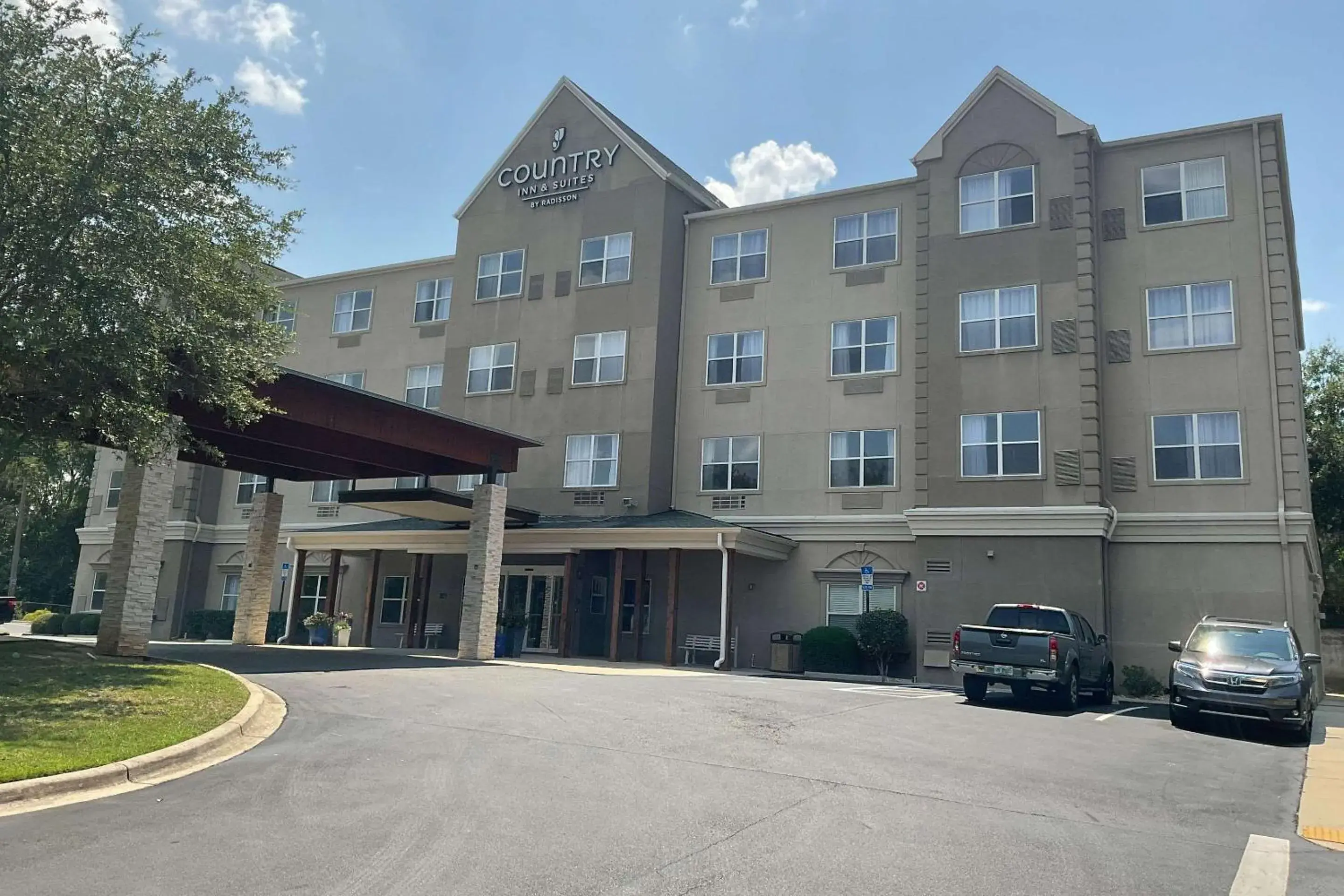 Property building in Country Inn & Suites by Radisson, Tallahassee-University Area, FL Property building in Country Inn & Suites by Radisson, Tallahassee-University Area, FL