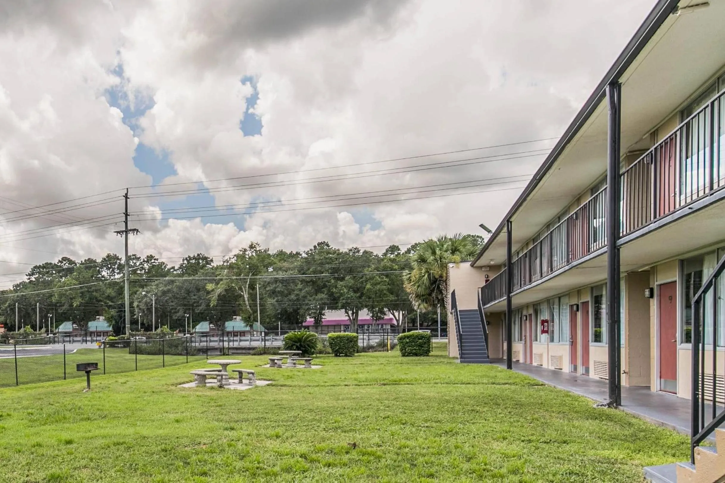Swimming pool in Econo Lodge Tallahassee North