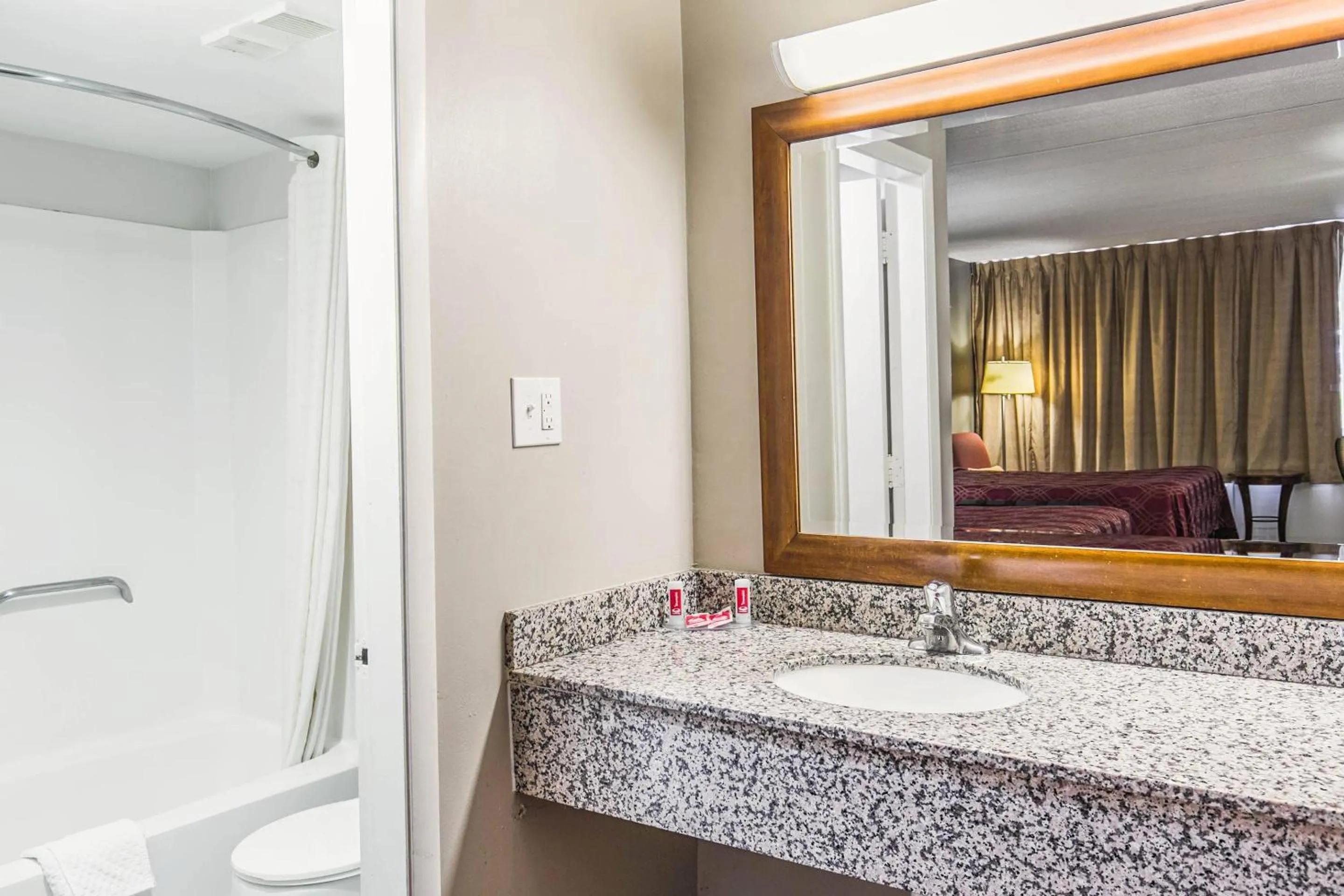 Bedroom in Econo Lodge Tallahassee North