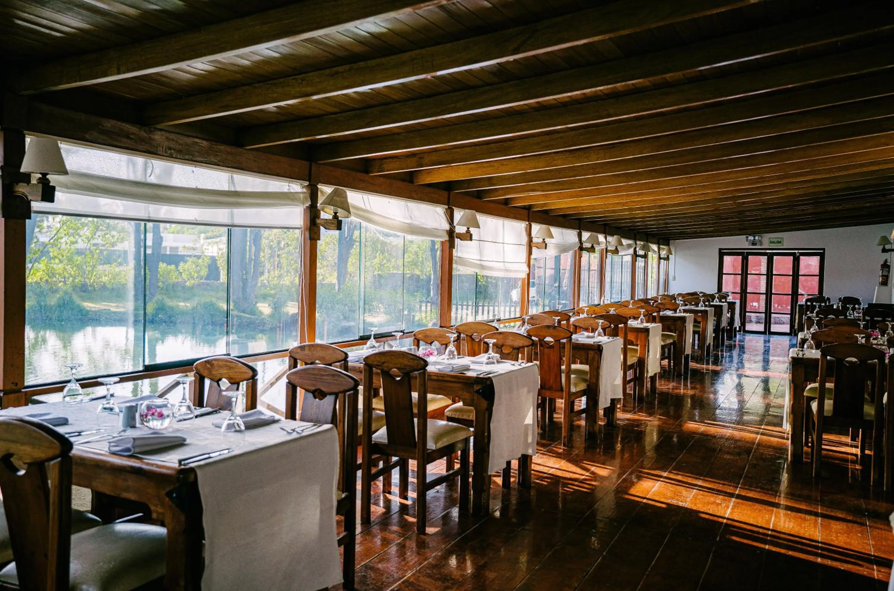 Restaurant/places to eat in BTH Hotel Arequipa Lake