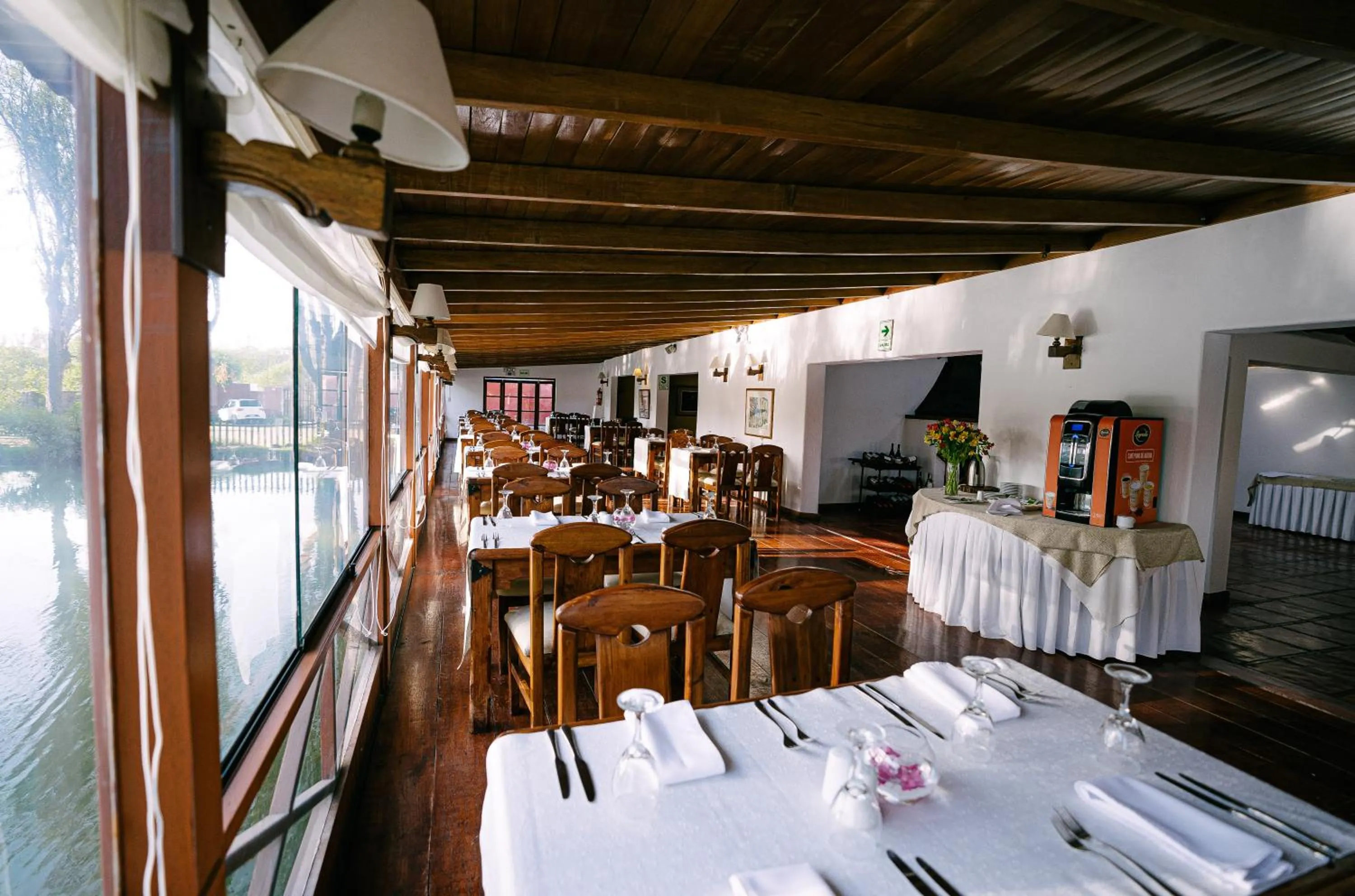 Restaurant/places to eat in BTH Hotel Arequipa Lake